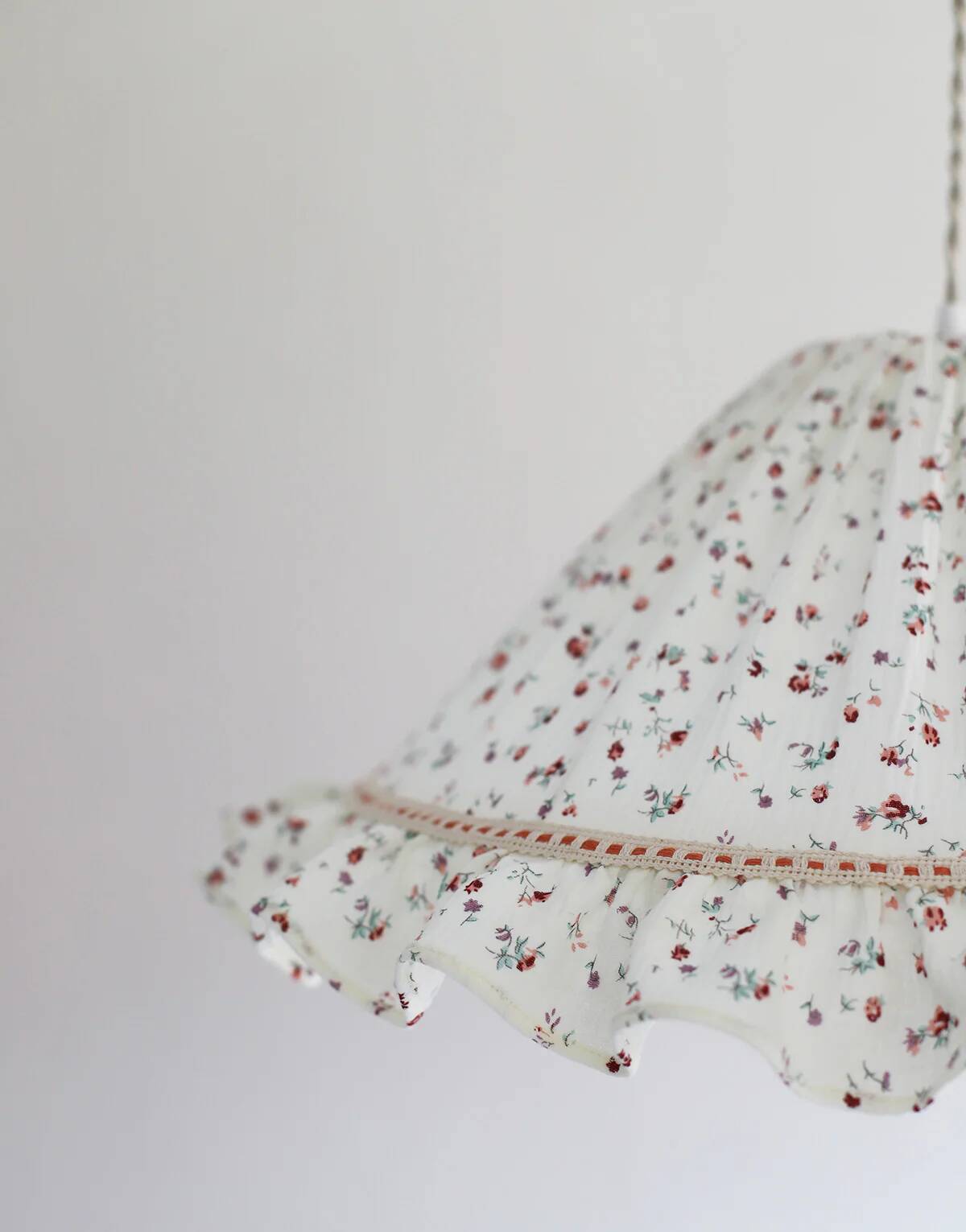 Conical suspension with Emilia "tiny flowers" wheel