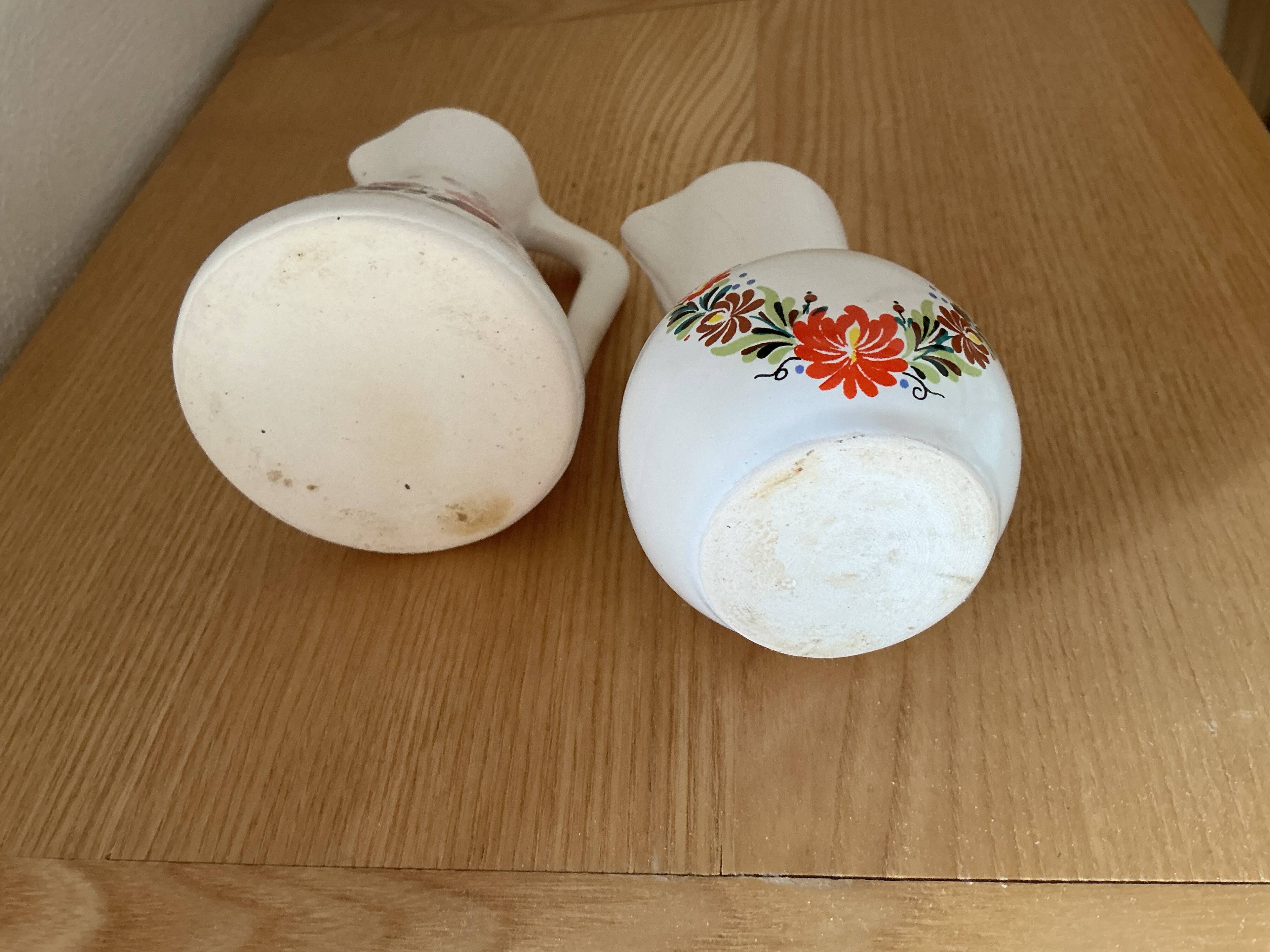 2 pots à lait décor floral (hauteur 9,5 cm )