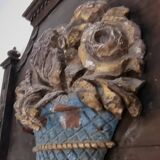 Une paire de frontons de porte très anciens