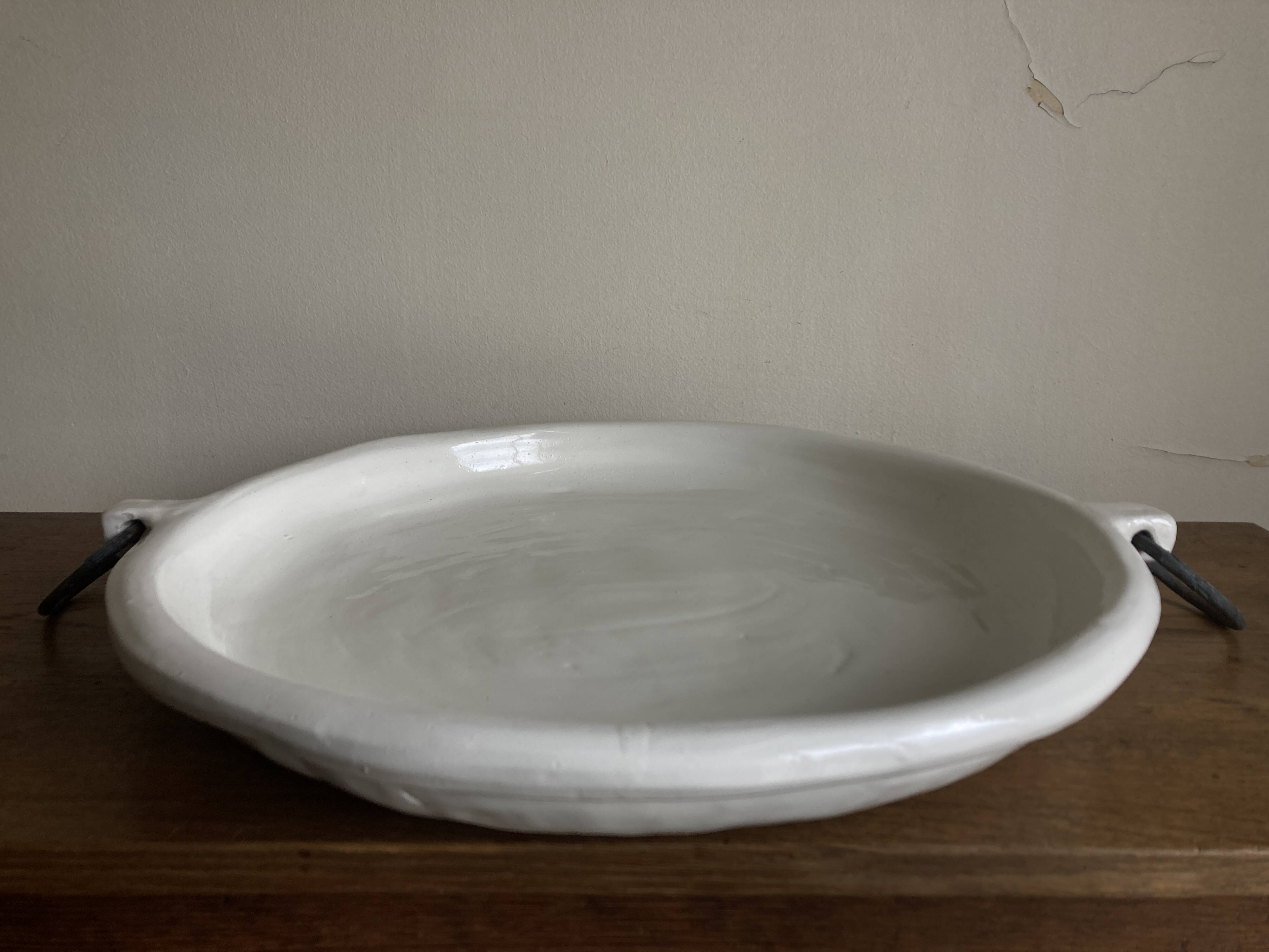 XXXL flat centerpiece in glazed earthenware with wrought iron rings.
