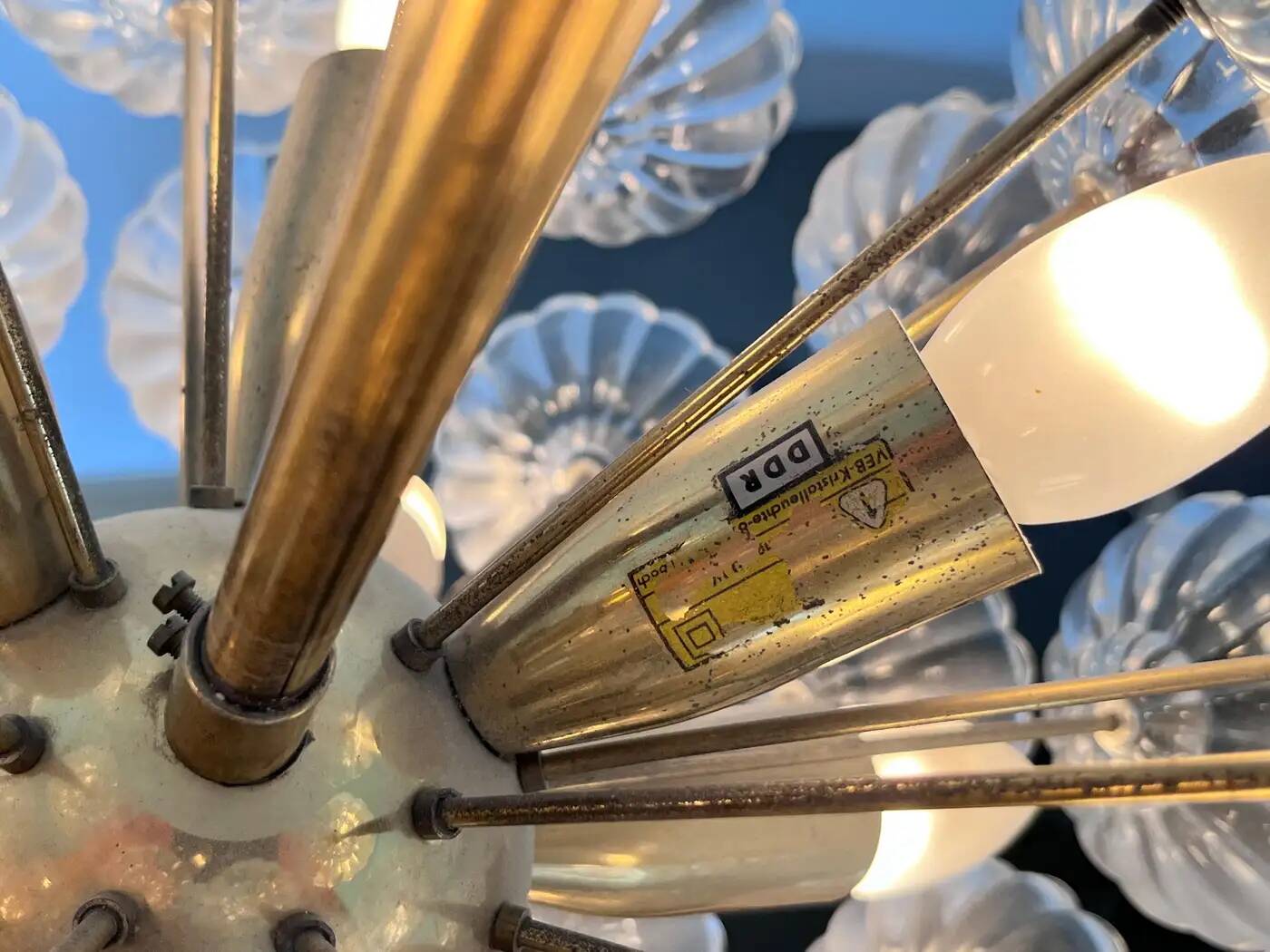 Magnifique réplique de Spoutnik en laiton et verre, inspirée de l'ère spatiale, signée Dandelion, années 1960 / Allemagne