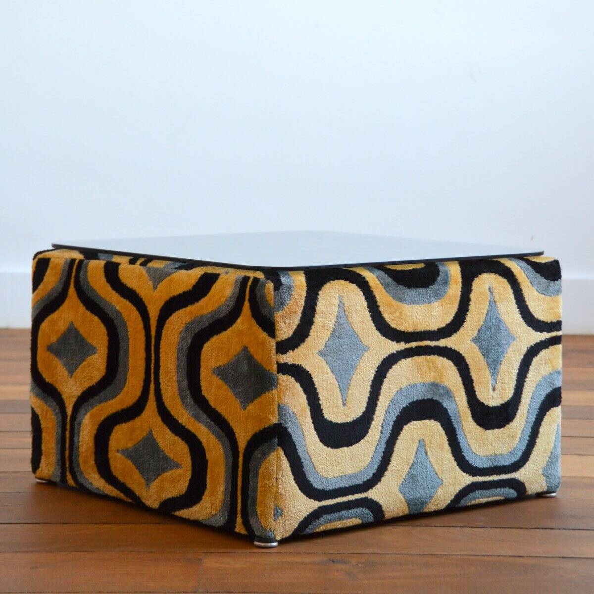 Table d’appoint / Pouf design Italien vintage 1970s