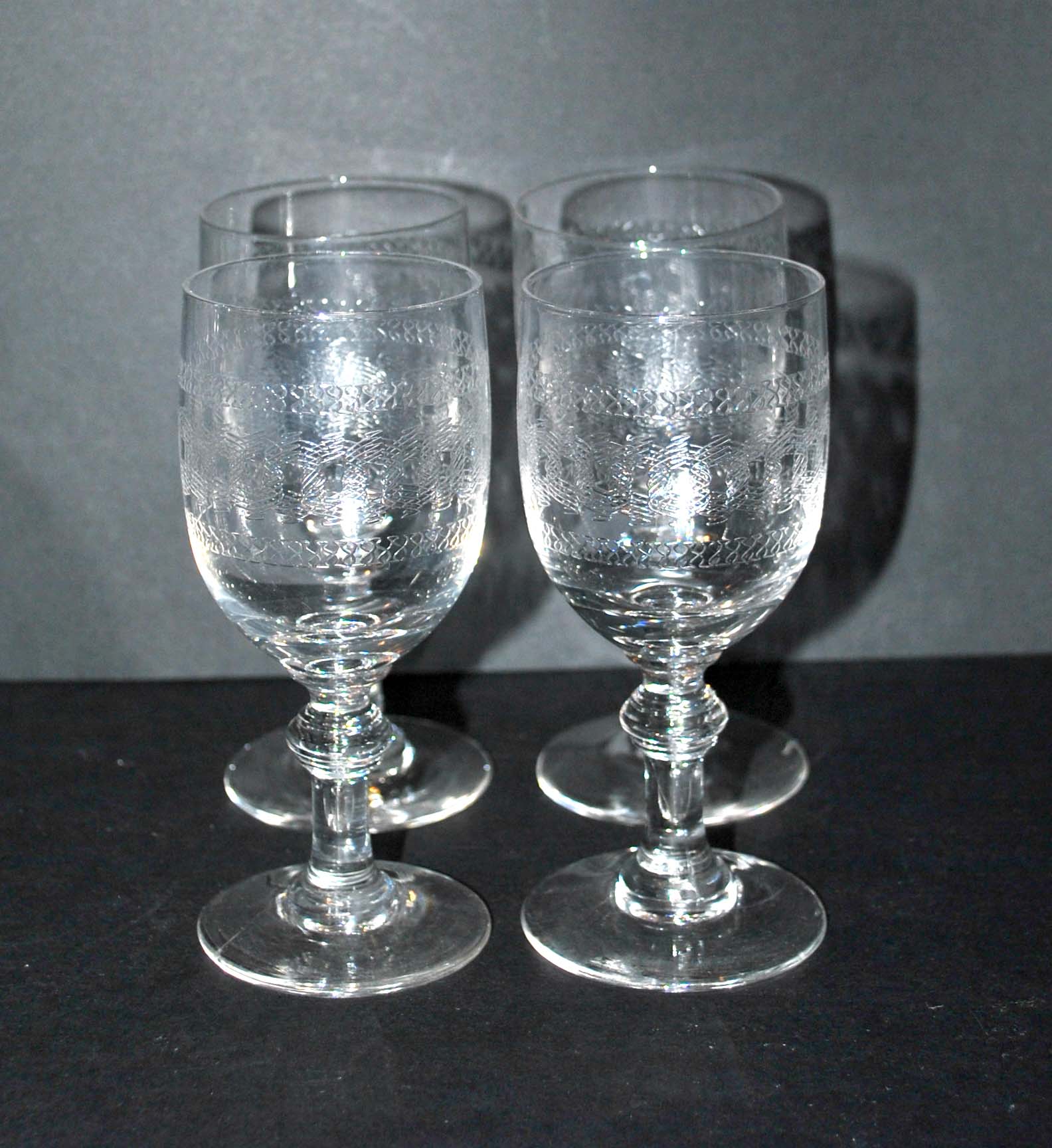 Set of 4 glasses with stem in acid-engraved crystal in pantogravure - guilloche volutes 11cm