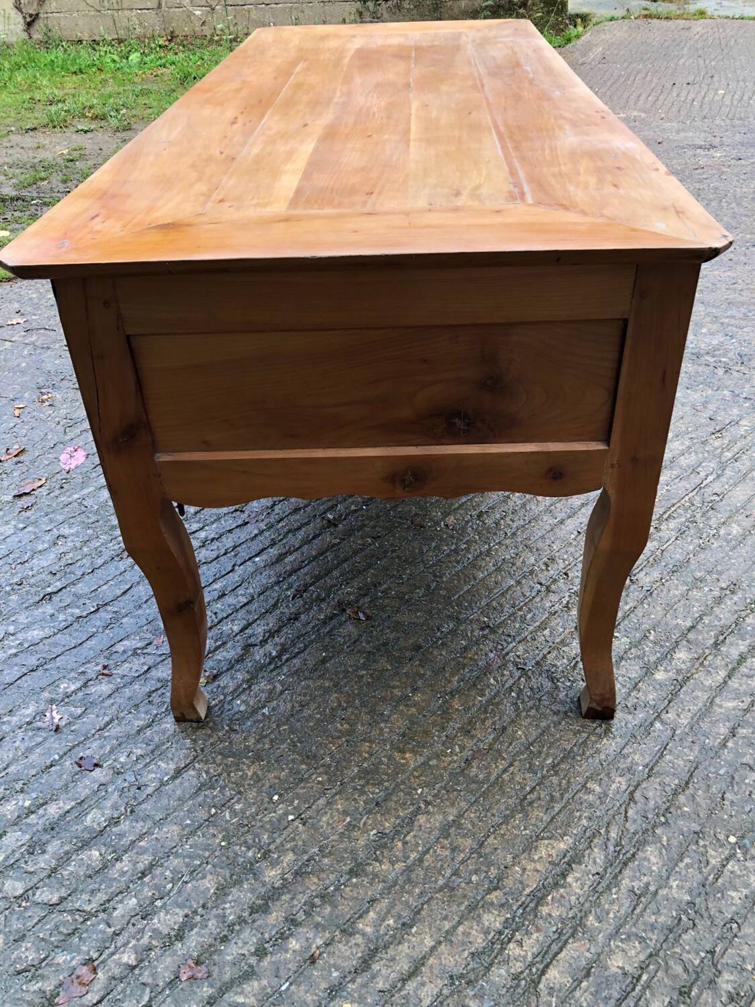 Table ancienne Louis XV à 3 tiroirs et 1 tirette en cerisier massif