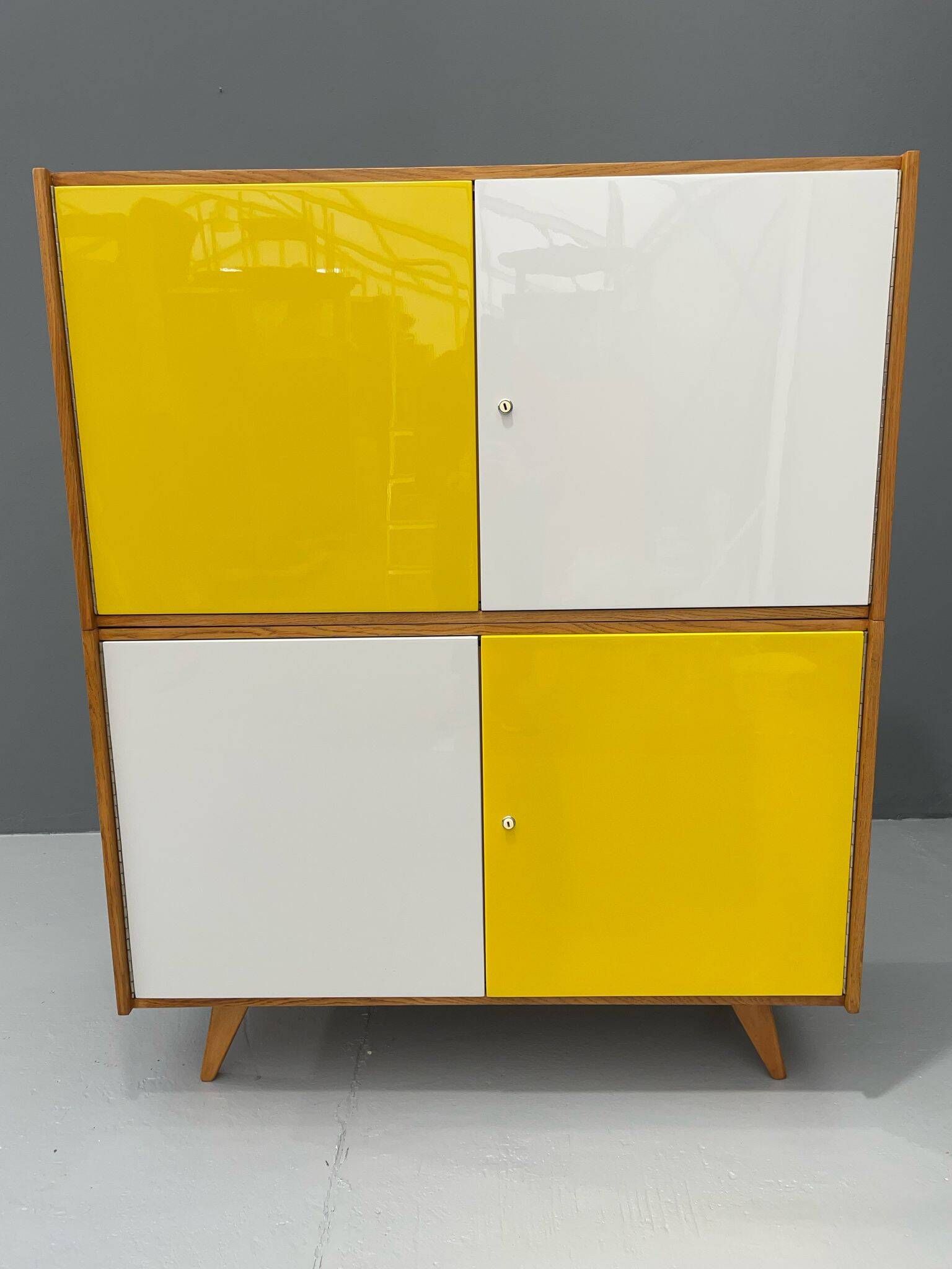 Armoire U-450 en placage de chêne, variante jaune et blanc, Jiří Jiroutek pour Inte