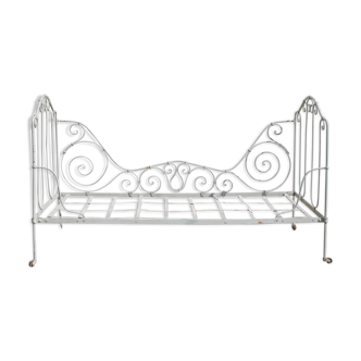 Lit ancien en fer forgé banquette