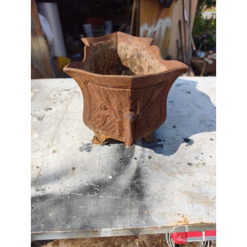Cast iron planter from 1900 by the Charleville-Mézières establishments.
