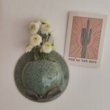 Vase mural en grès vernissé vert moucheté forme de chapeau