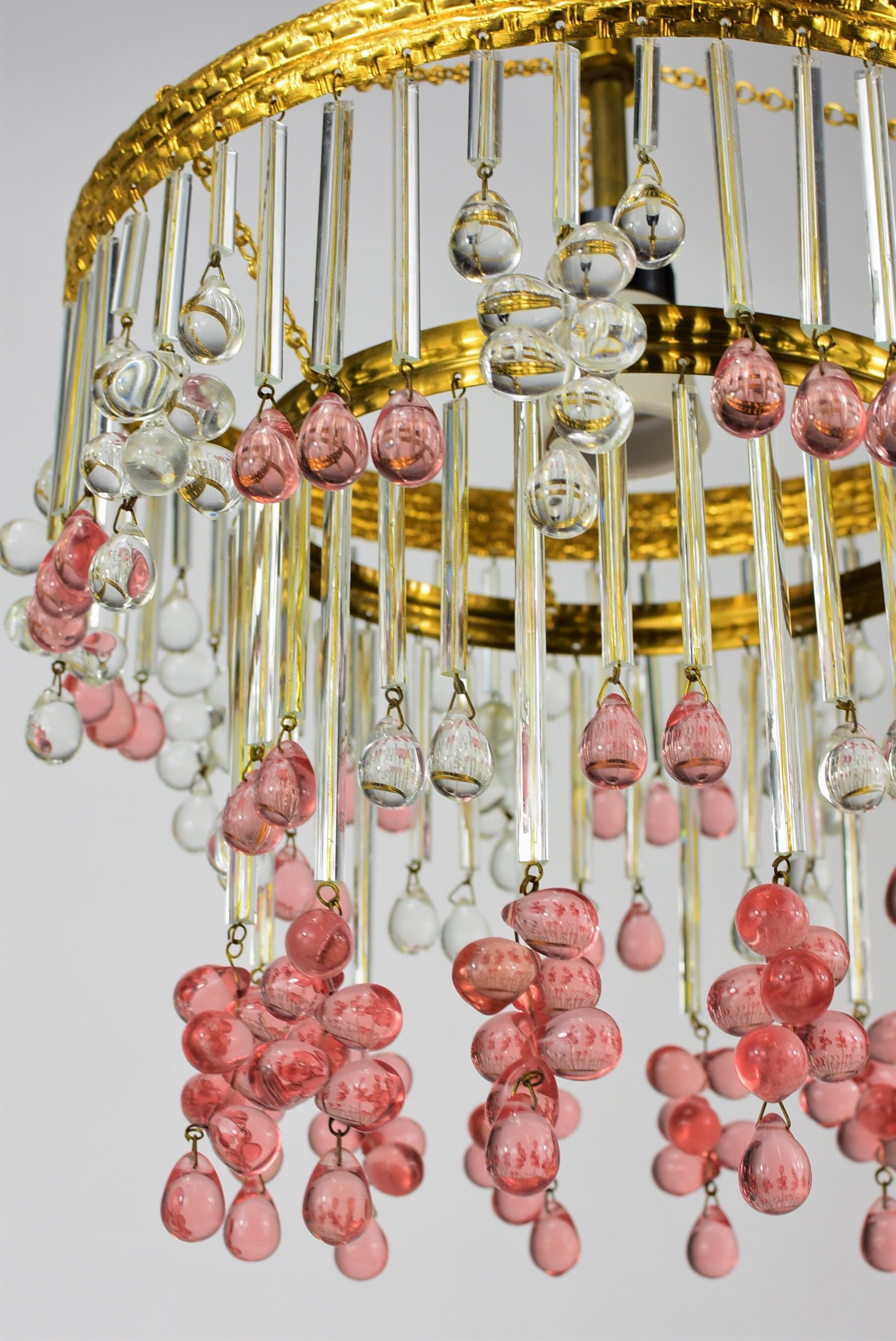 Chandelier pampilles, white and pink drops in clusters.
