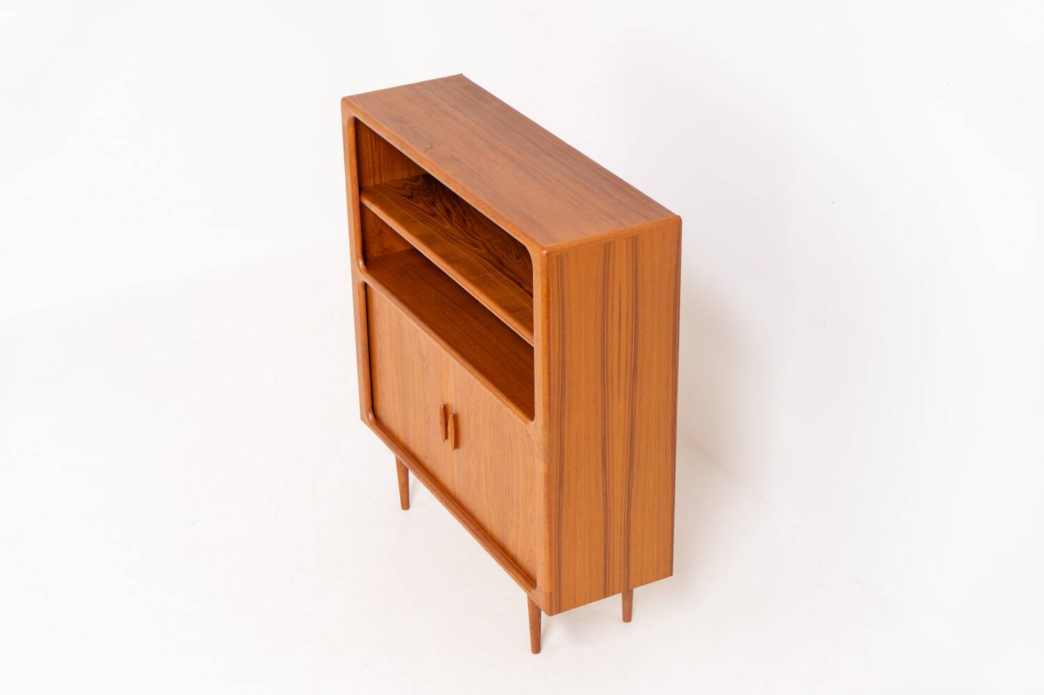 Bibliothèque en teck de Svend Dyrlund avec portes à tambour (Danemark, années 1960).