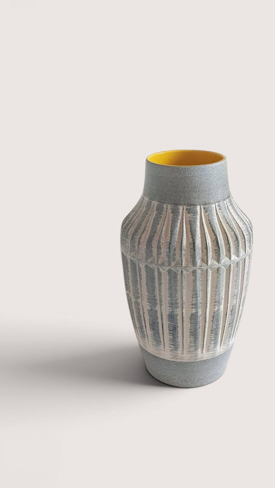 Vase en grès moderne du milieu du siècle allemand occidental par Bay Keramik, années 1950.