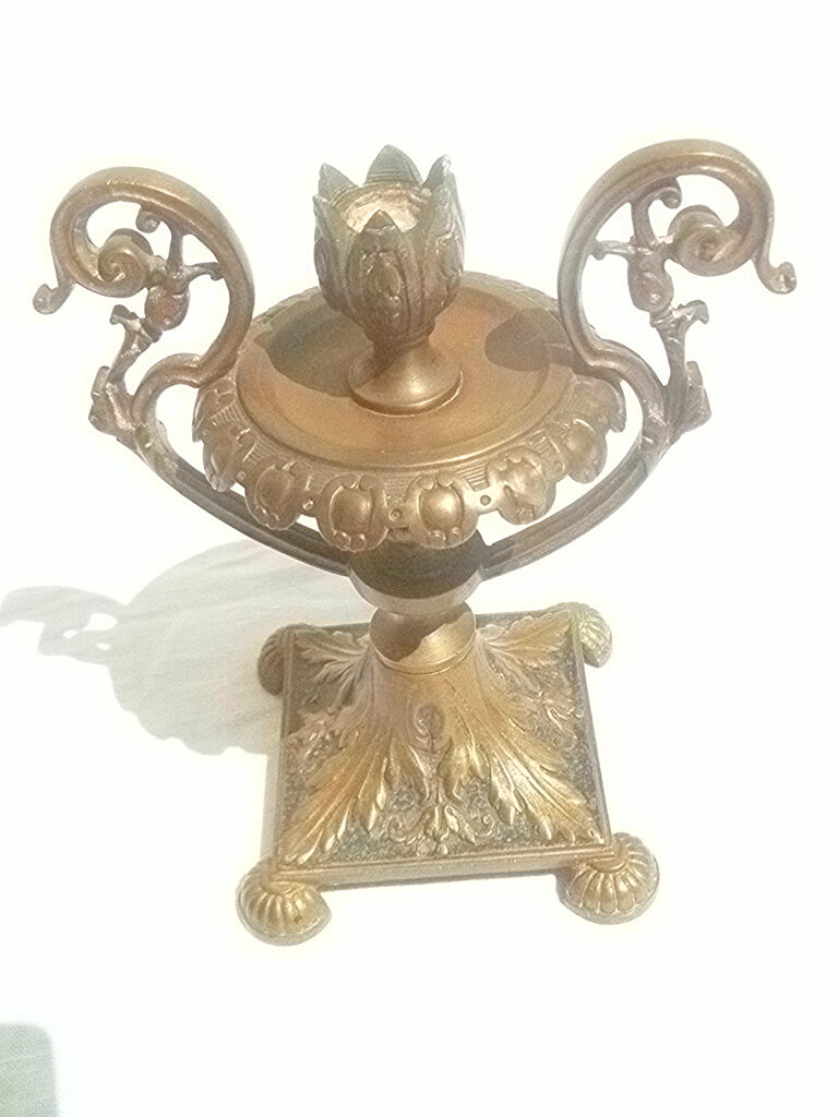 Vintage 4-legged candle holder