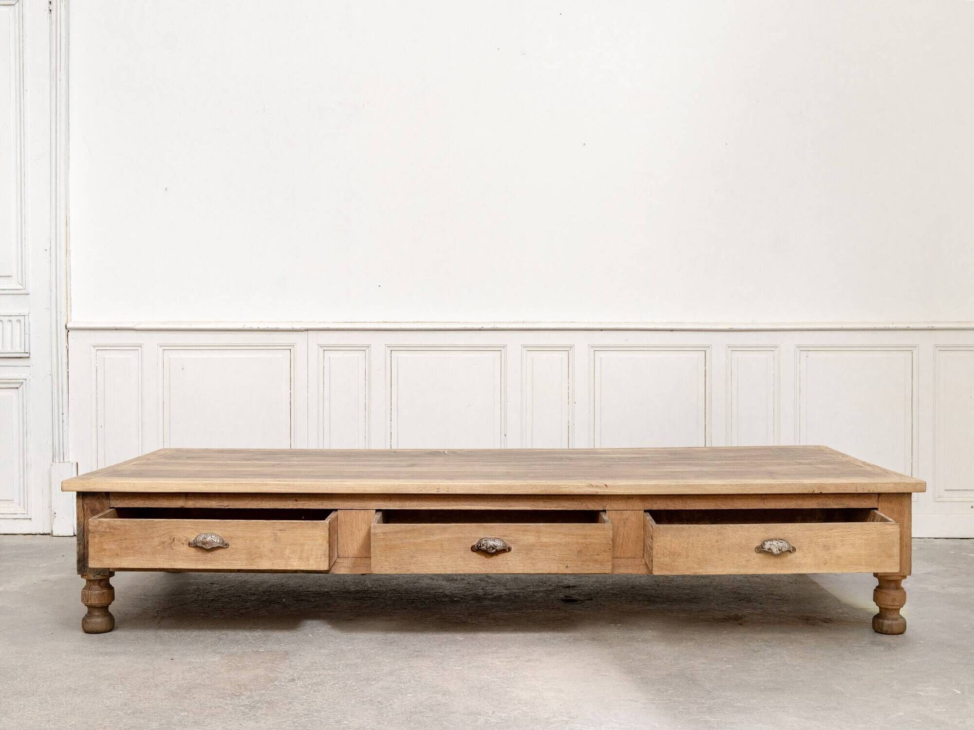 Exceptional oak coffee table, antique draper's table from the 19th century.