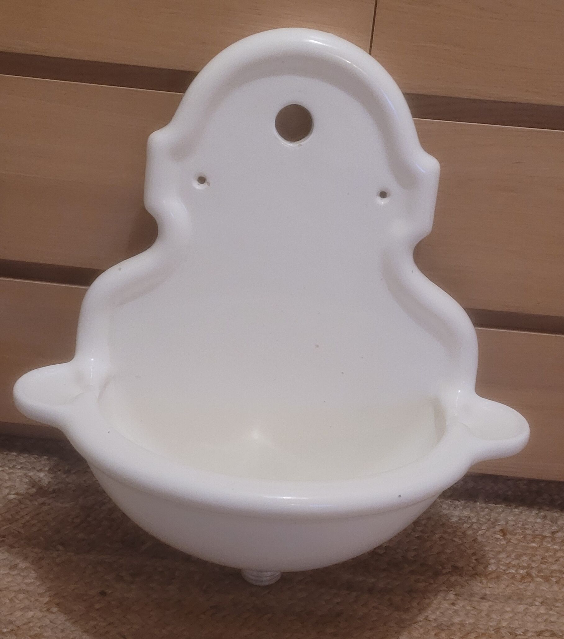 Hand wash wall fountain