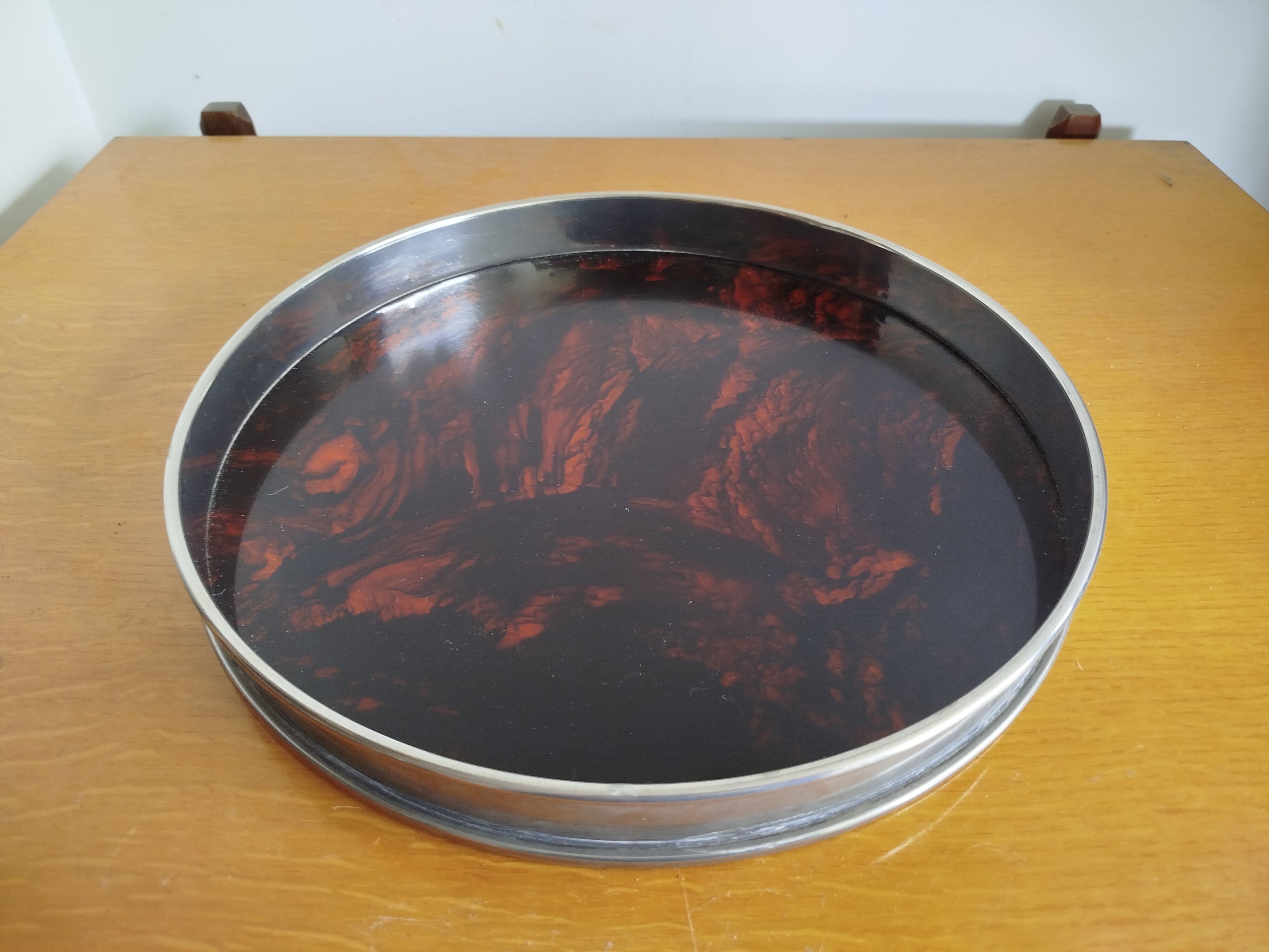 Round vintage Guzzini Lucite tortoiseshell platter 1970s Italian design