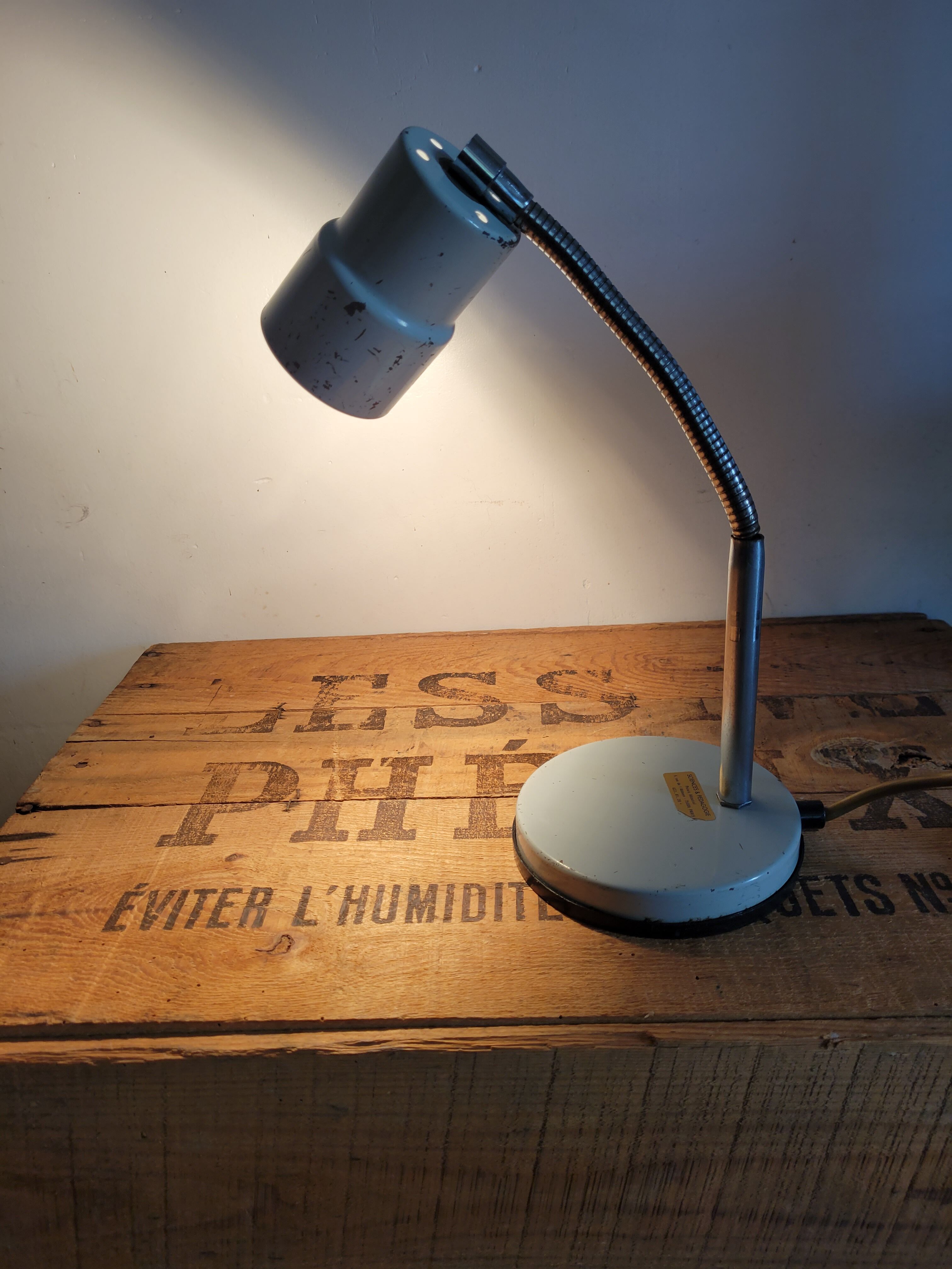 Flexible laboratory lamp