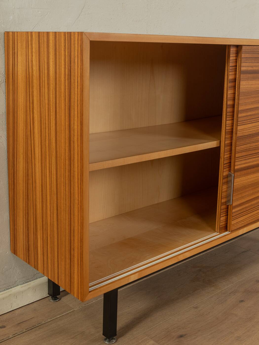 Classic chest of drawers from the 1950s with a wonderful veneer pattern