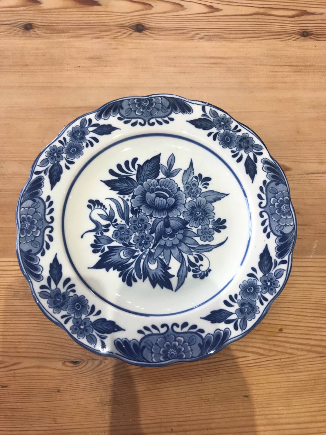 Assiette Delft à décor de fleurs