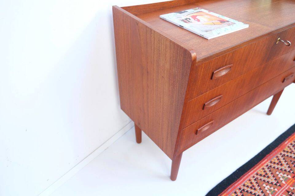 Teak chest of drawers in Danish style, 1960s/70s, retro/vintage style, dating from the mid-20th century.