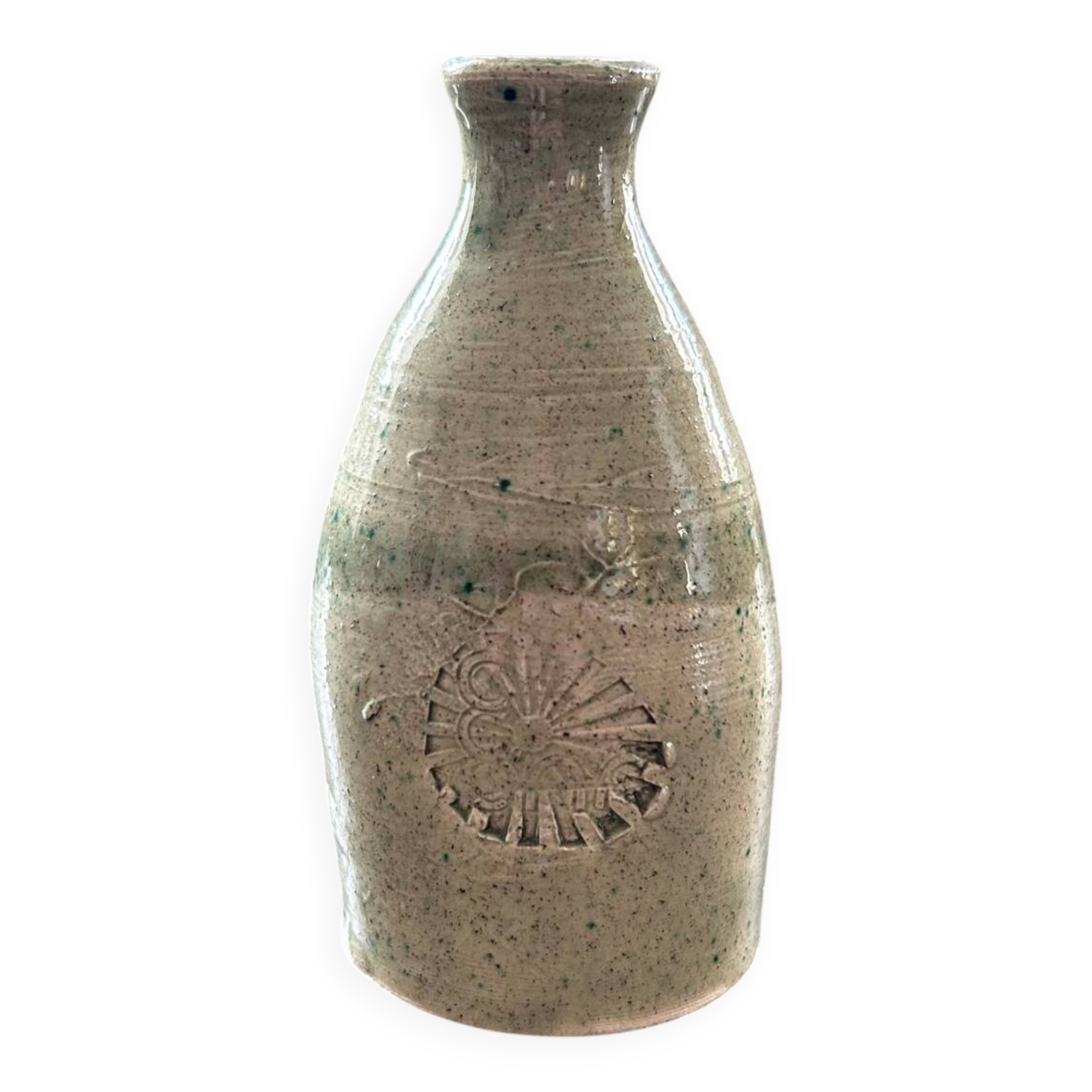 Single-flower vase with shell decoration
