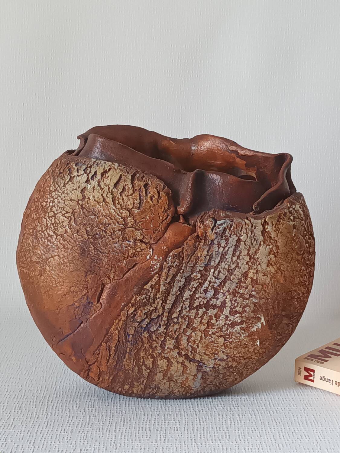 Vase en terre cuite texturé signé
