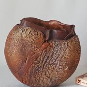 Vase en terre cuite texturé signé