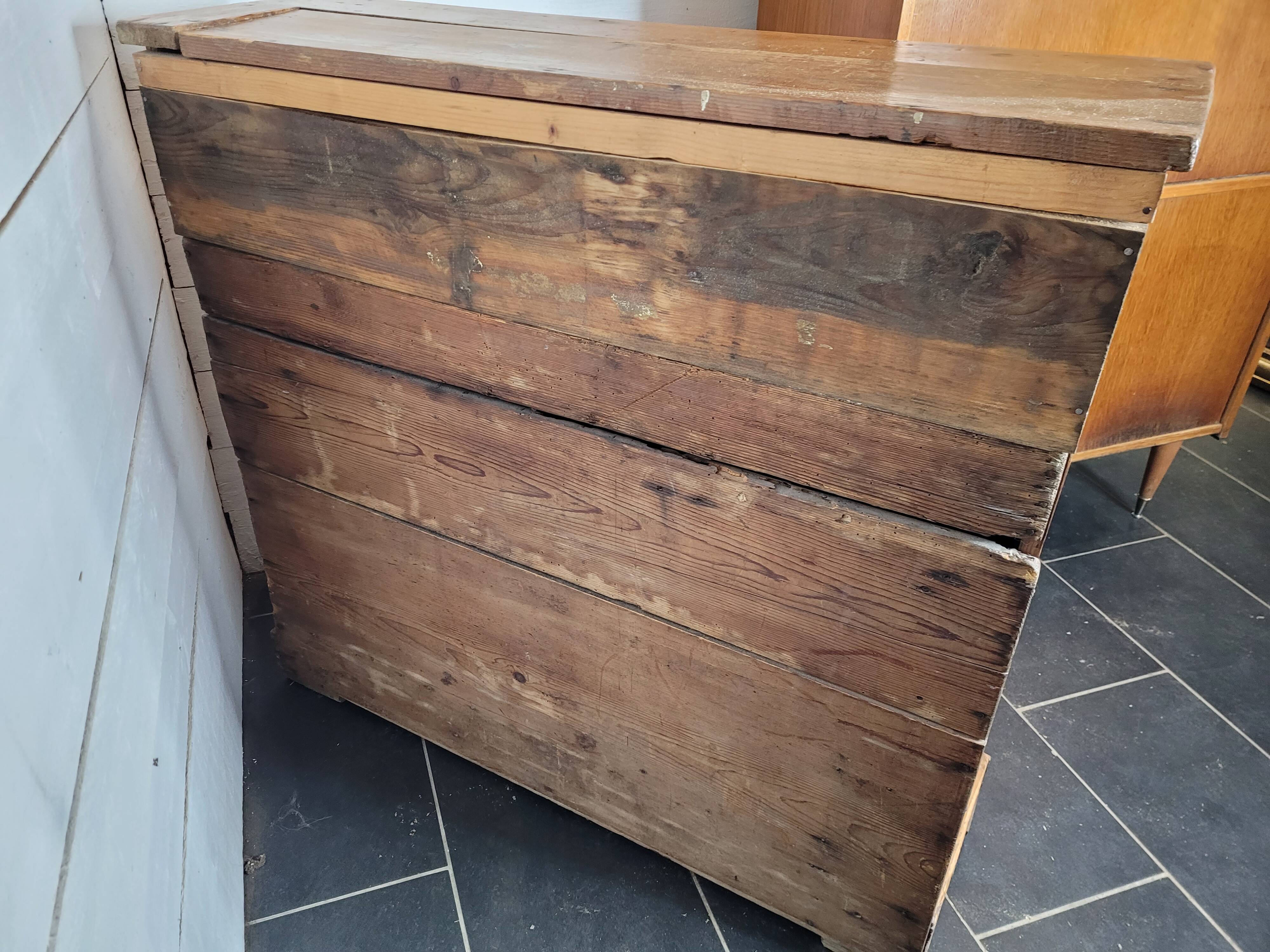 Old 2-door fir sideboard, 104×31cms