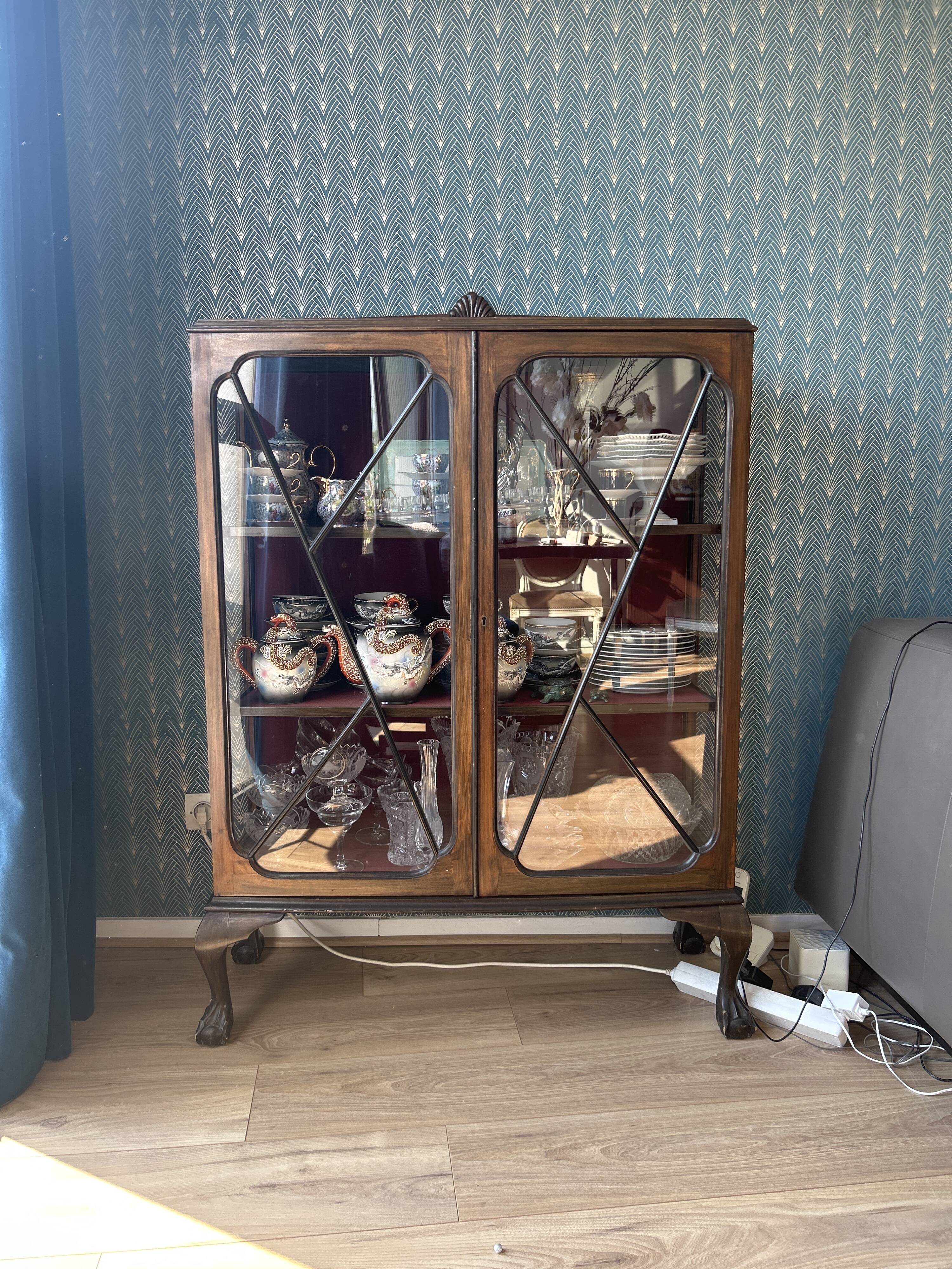 English style display case 1900
