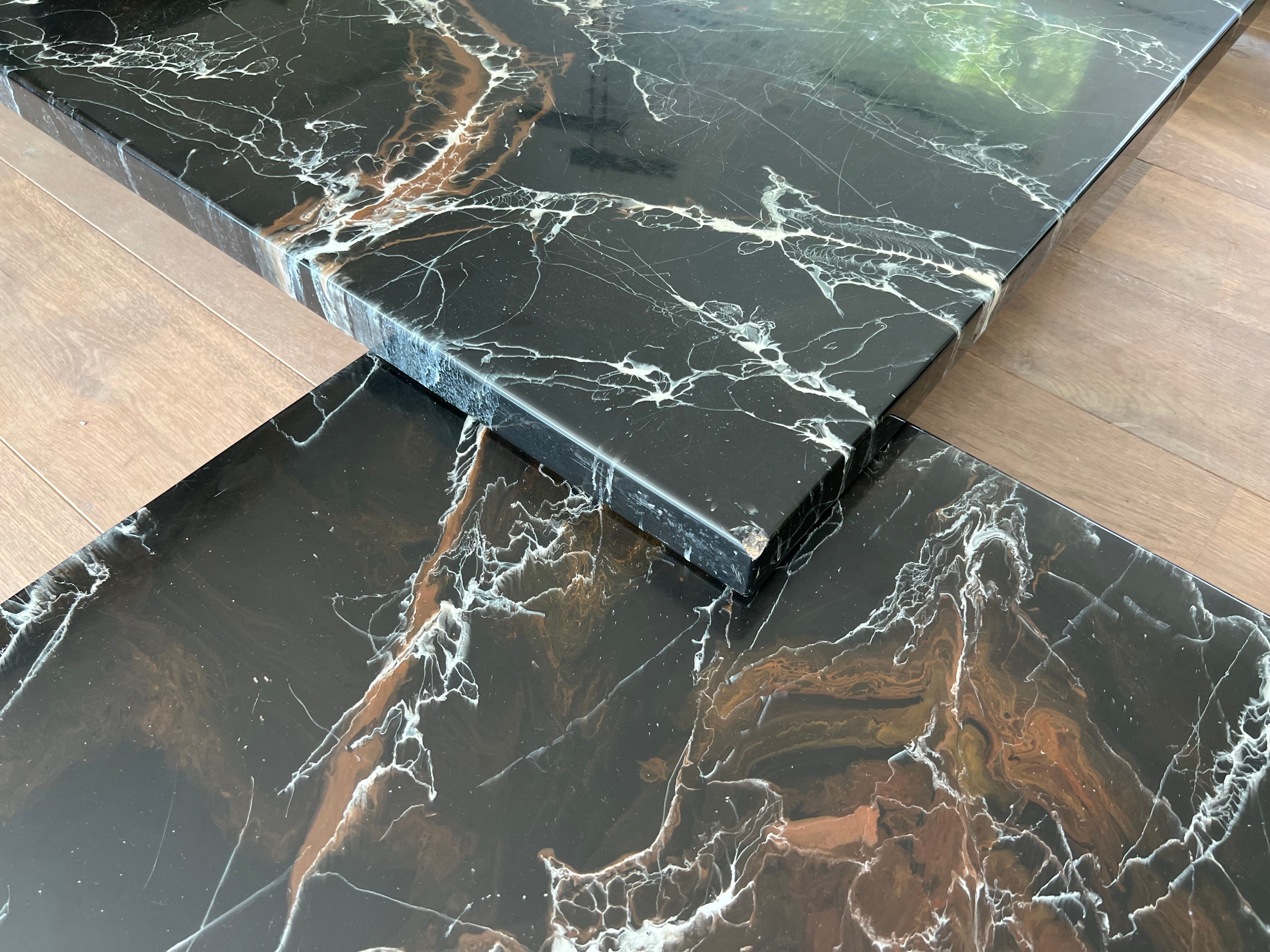 Table basse composée de deux tables design en faux marbre reposant sur piètements chromés de Willy Rizzo