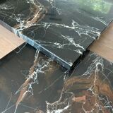 Table basse composée de deux tables design en faux marbre reposant sur piètements chromés de Willy Rizzo