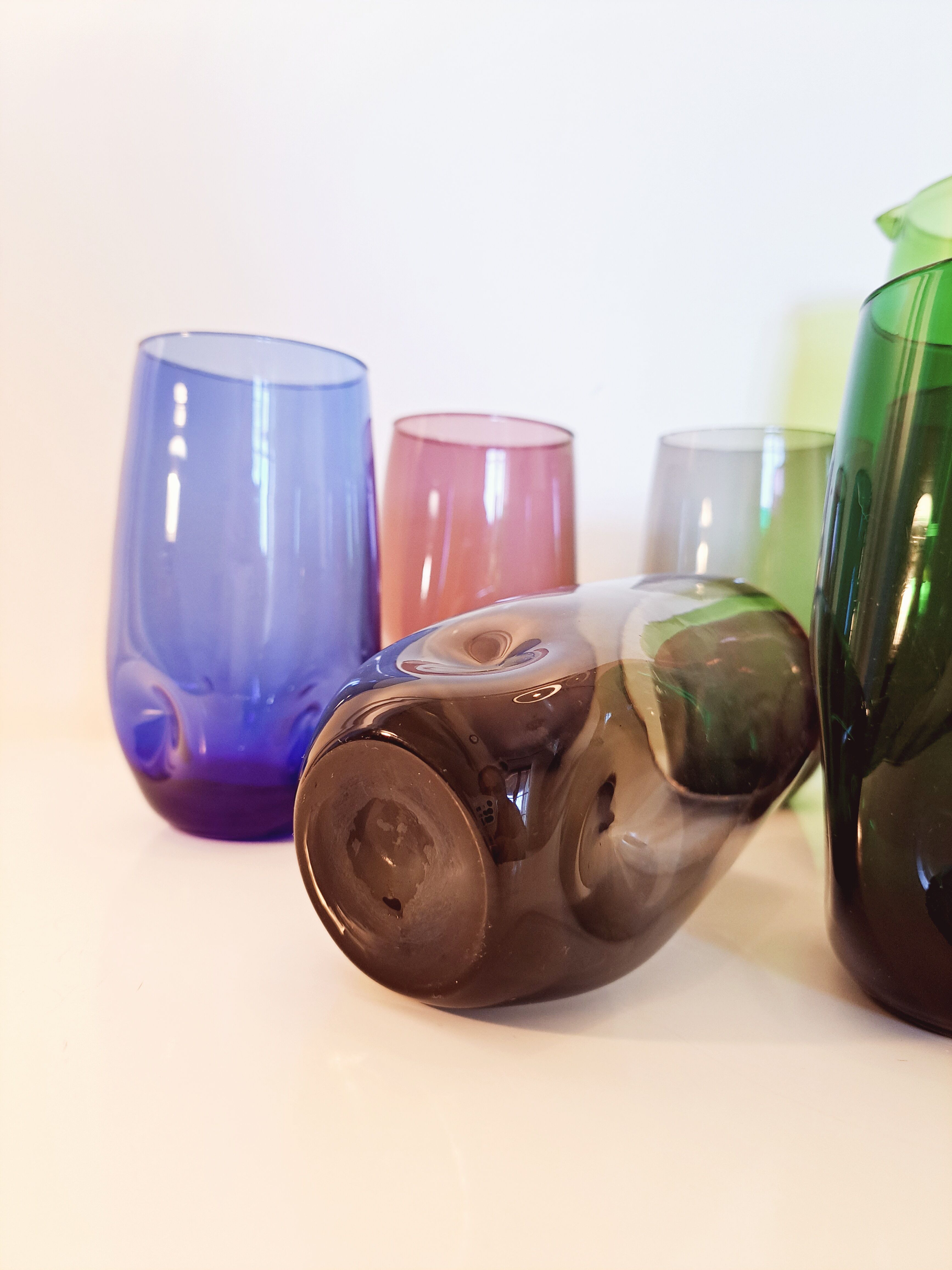 Service 6 vintage coloured glasses