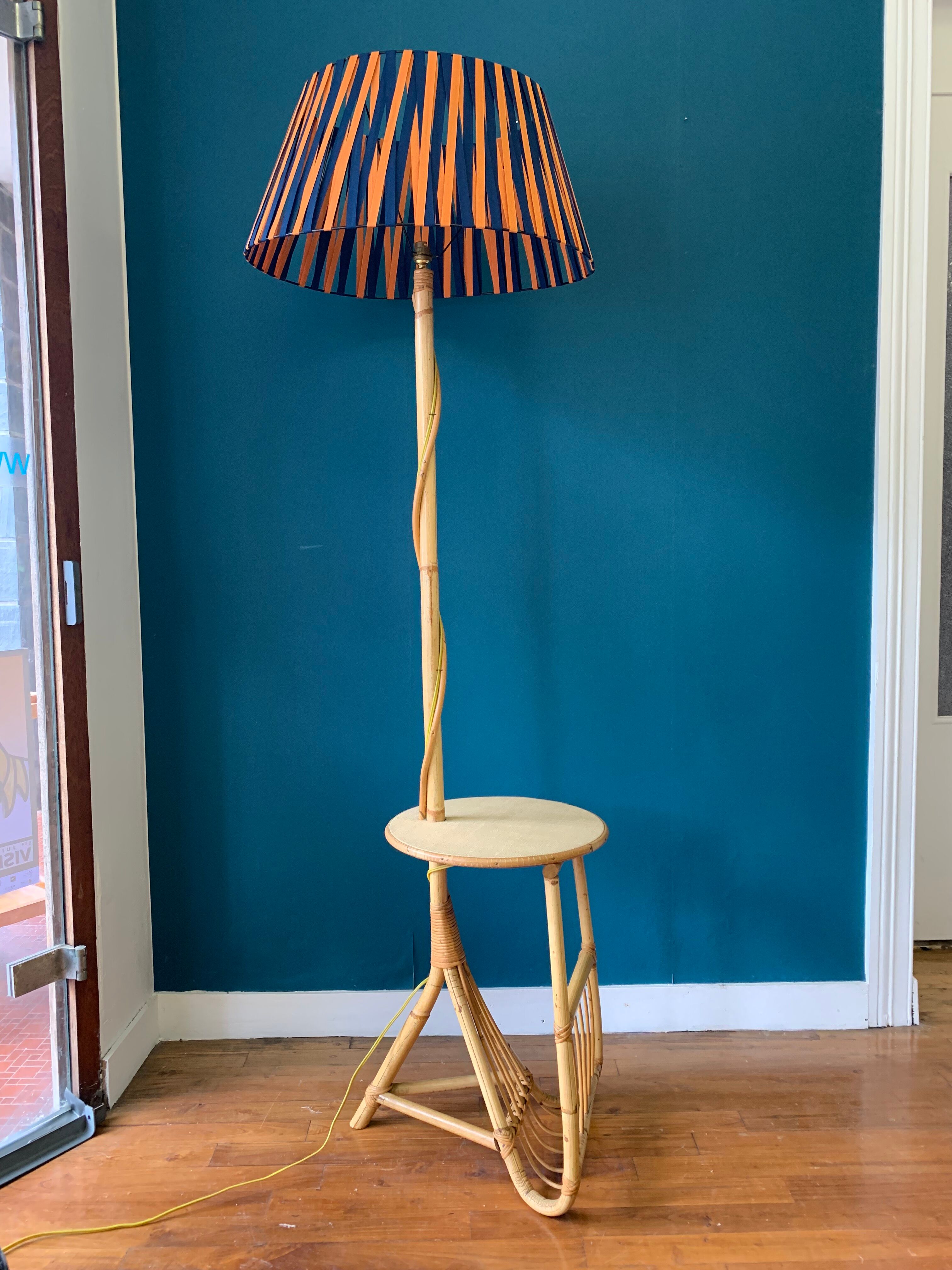 Lampadaire liseuse vintage en rotin