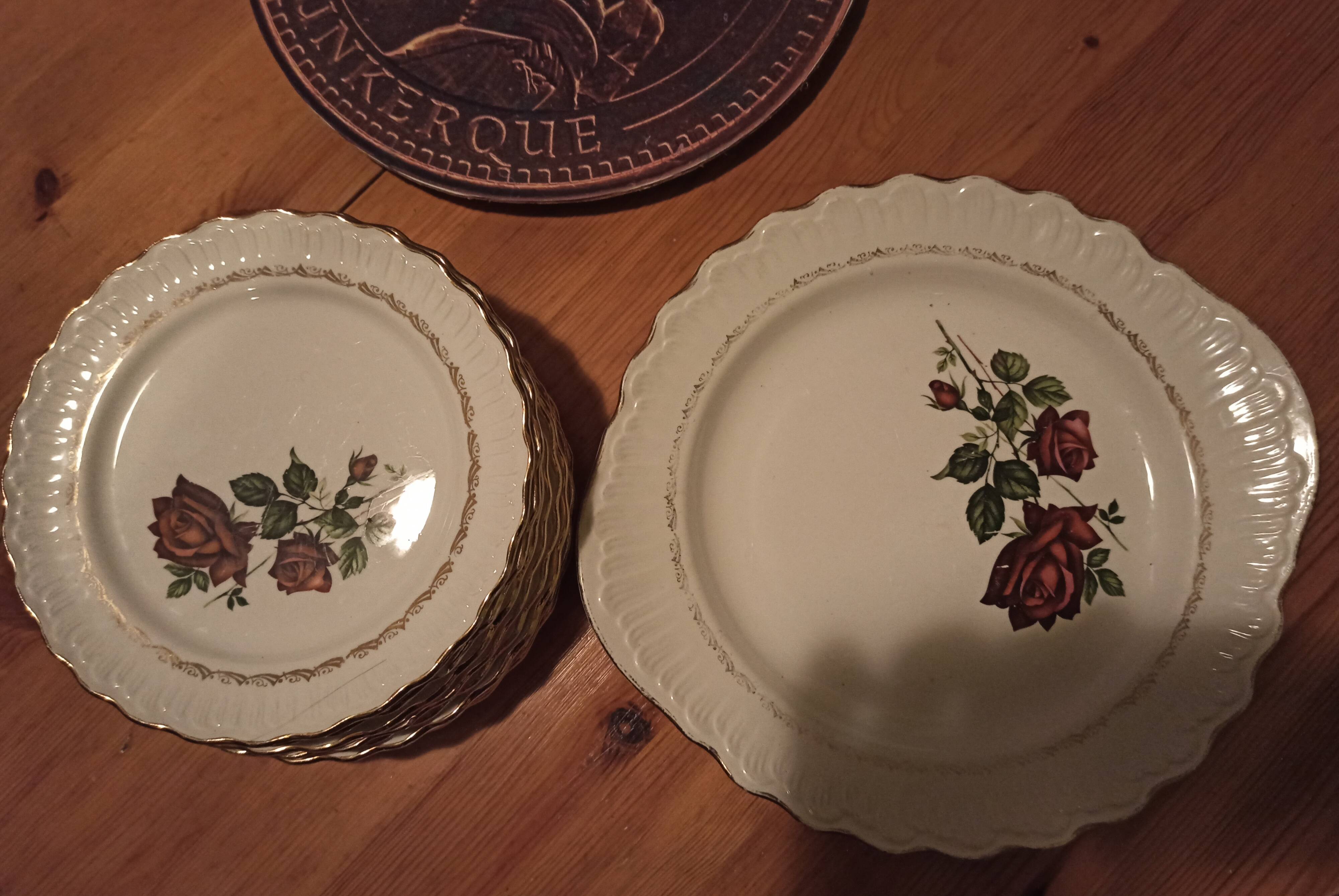 Pie dish (1 unit), dessert plates (10 units), Medici