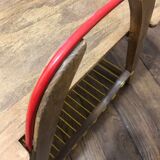 Table basse bois à deux poignées et scoubidou jaune