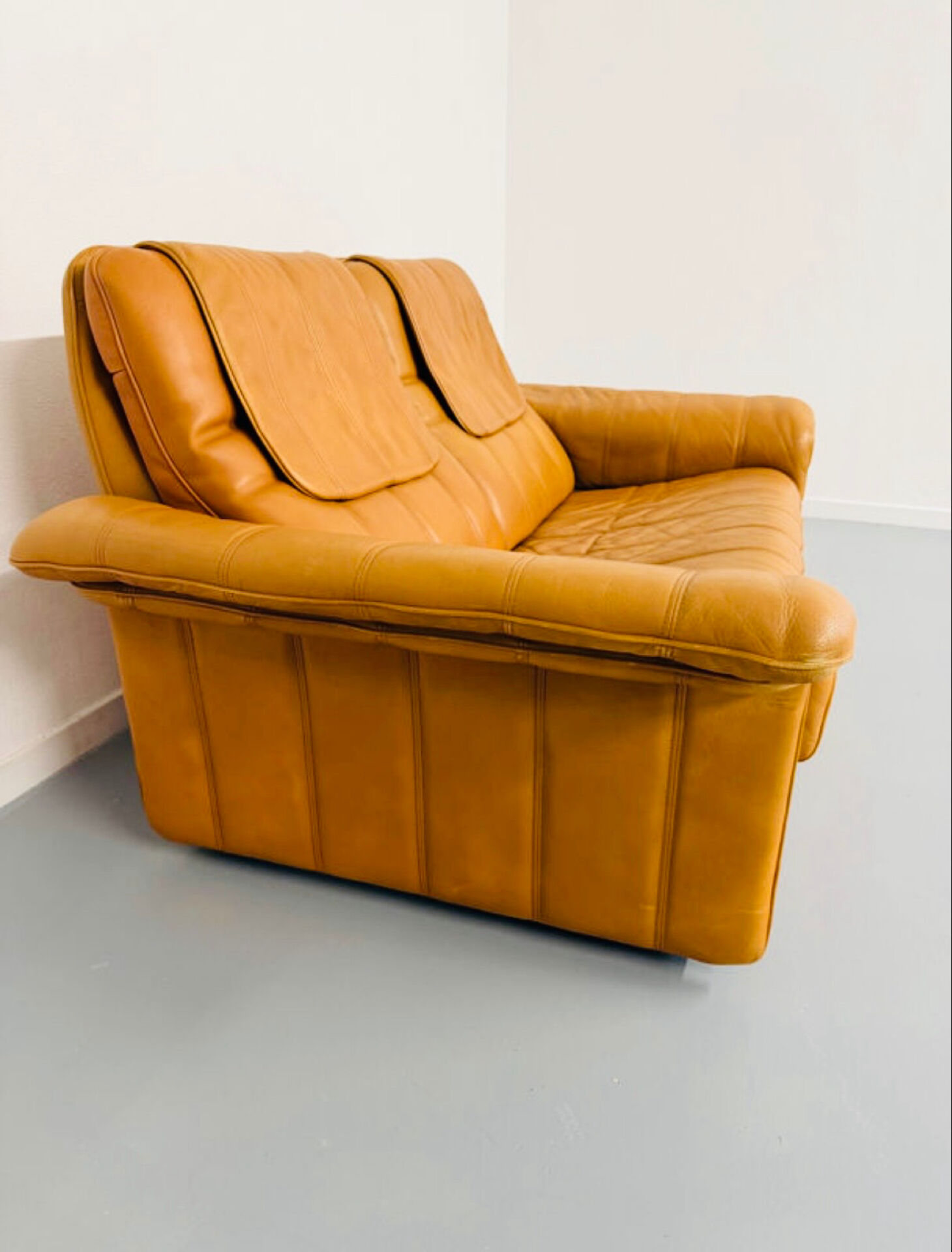Vintage 70s thick cognac leather 2-seater sofa by De Sede.