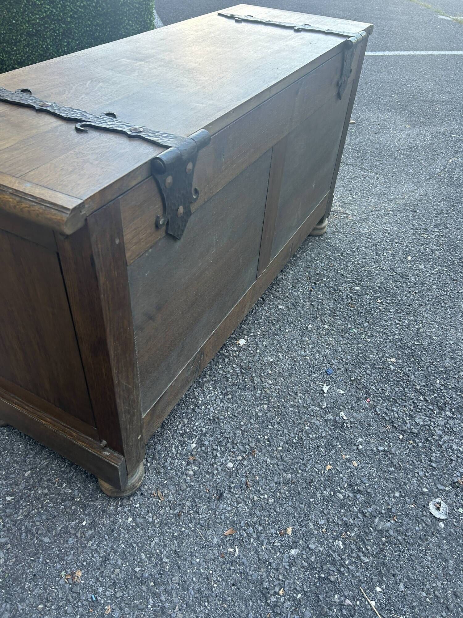 Coffre de mariage ancien en chêne massif sculpté – XIXe siècle