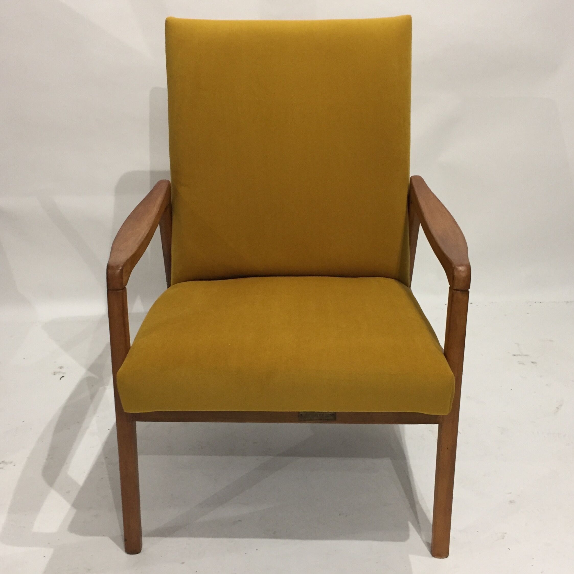 Fauteuil des années 60 retapissé velours moutarde