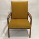 Fauteuil des années 60 retapissé velours moutarde