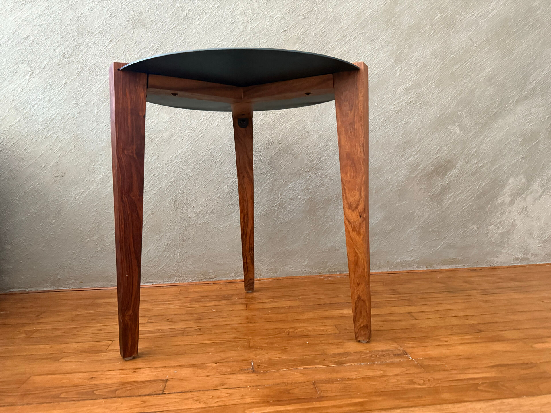 Side table "REDA" – Black metal top / Sesham legs – Moinat