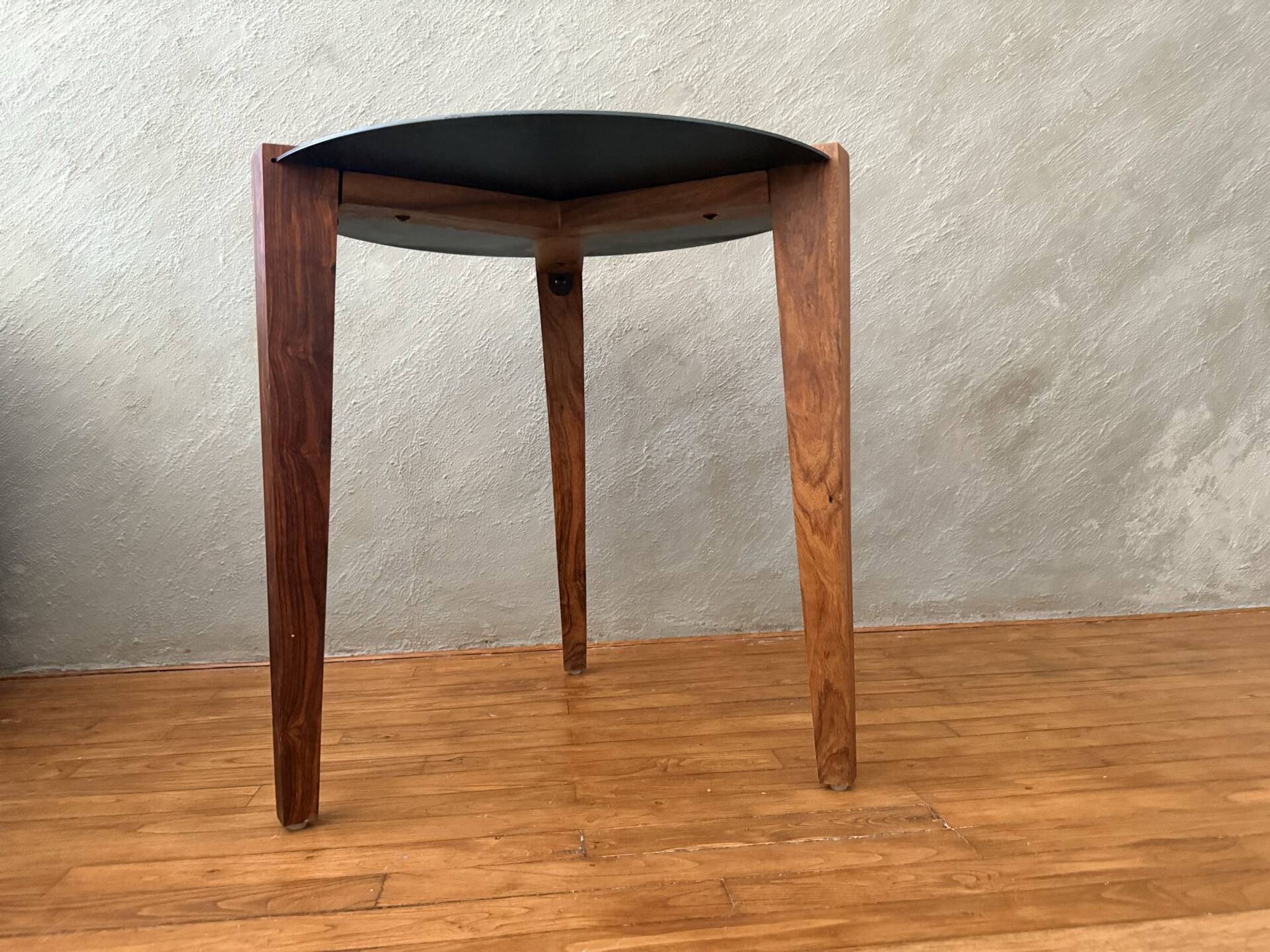Table d’appoint « REDA » – Plateau métal noir / Pieds Sesham – Moinat