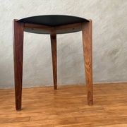 Table d’appoint « REDA » – Plateau métal noir / Pieds Sesham – Moinat