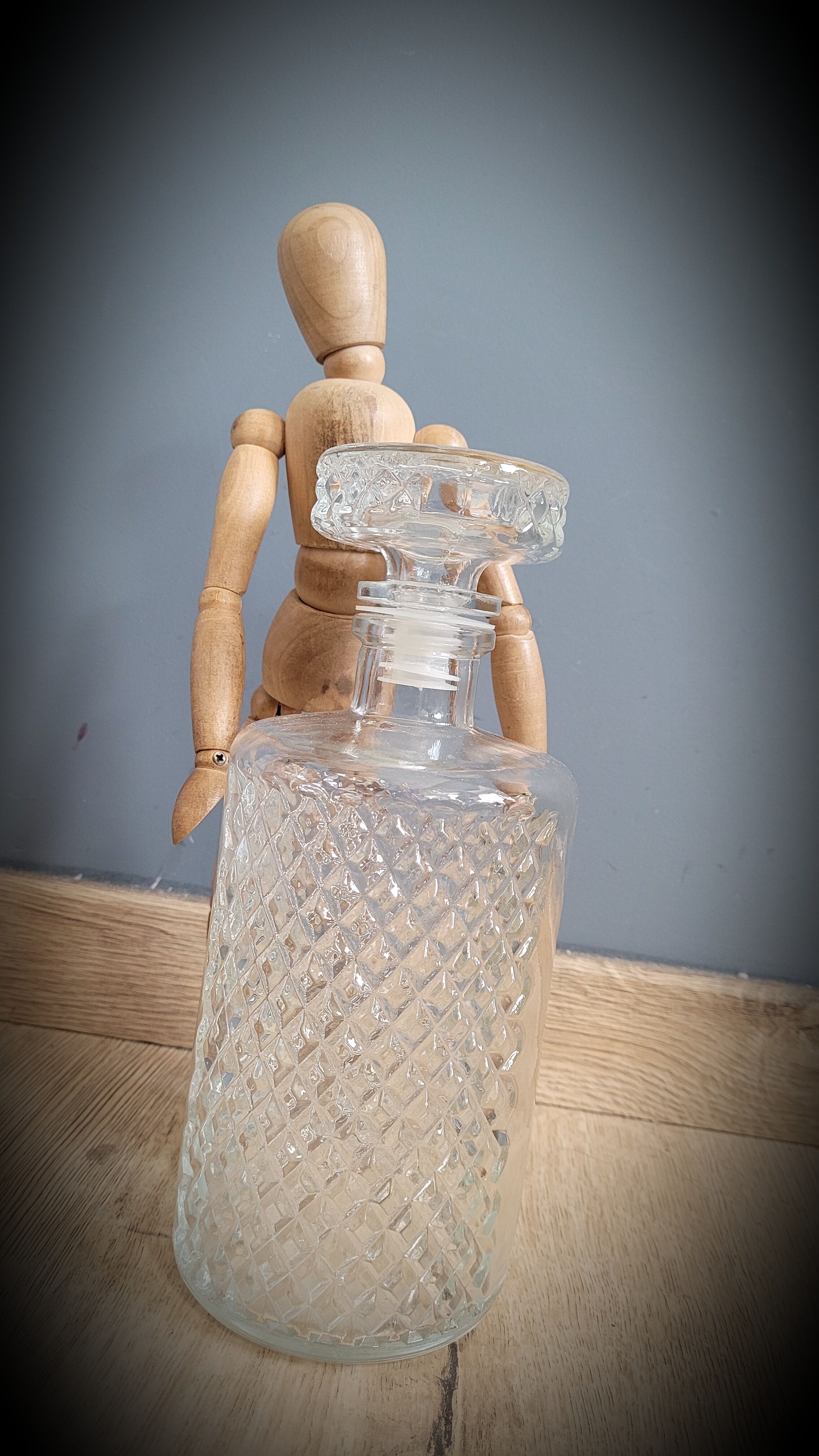 Chiseled round carafe