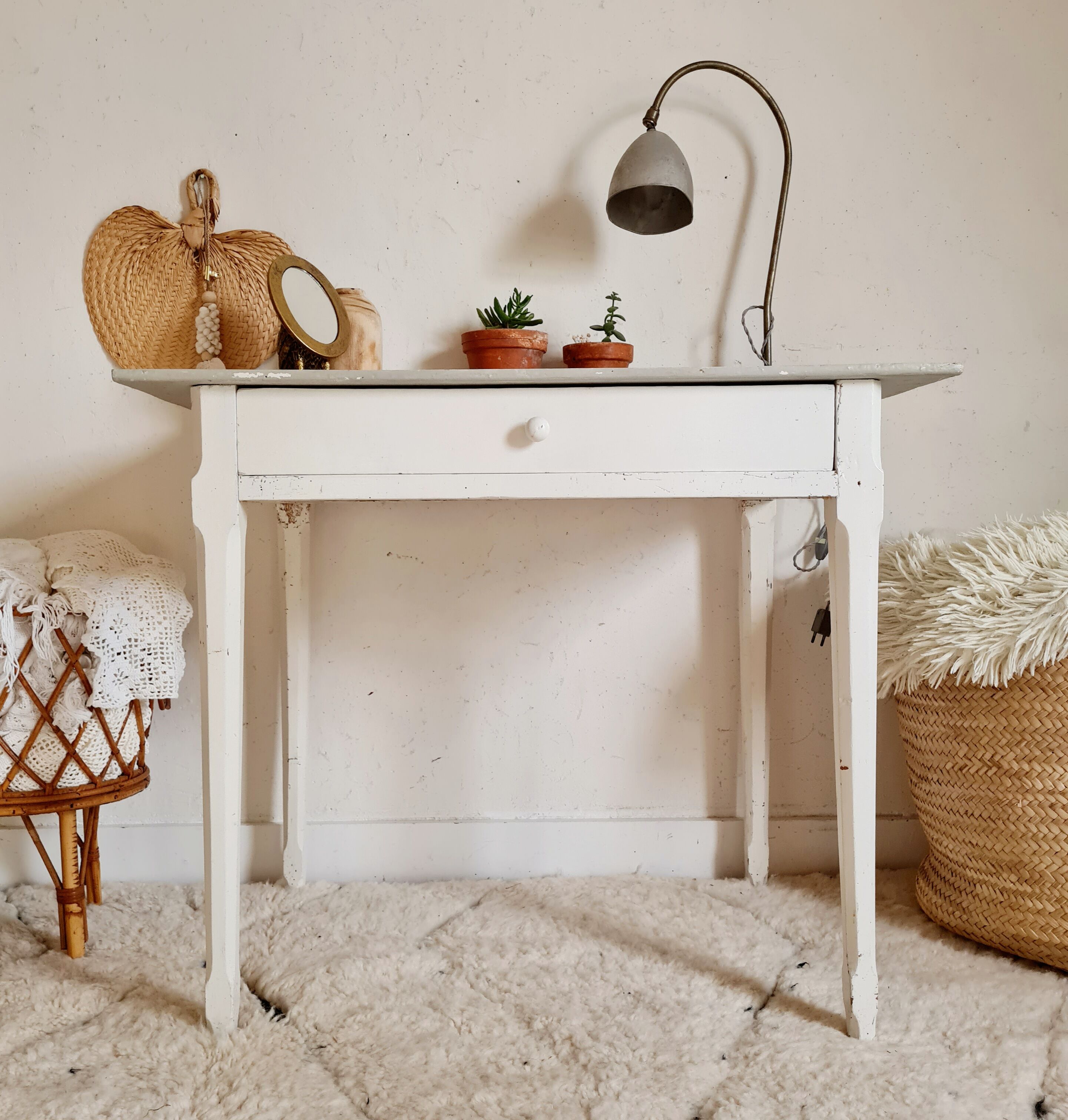 Table de ferme blanche et grise avec son tiroir
