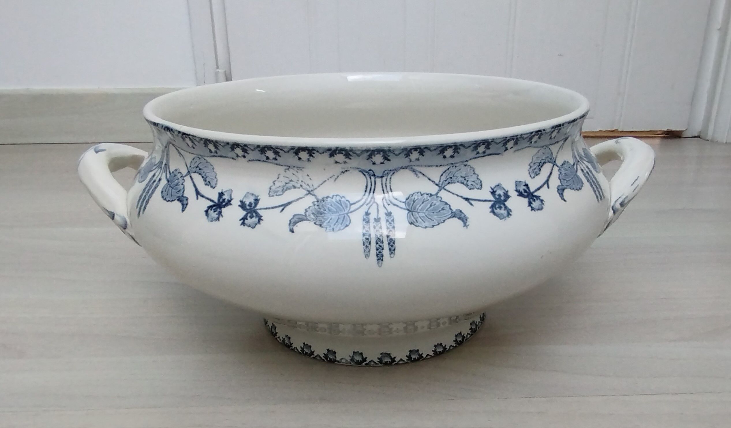 Sarreguemines tureen décor hazelnuts