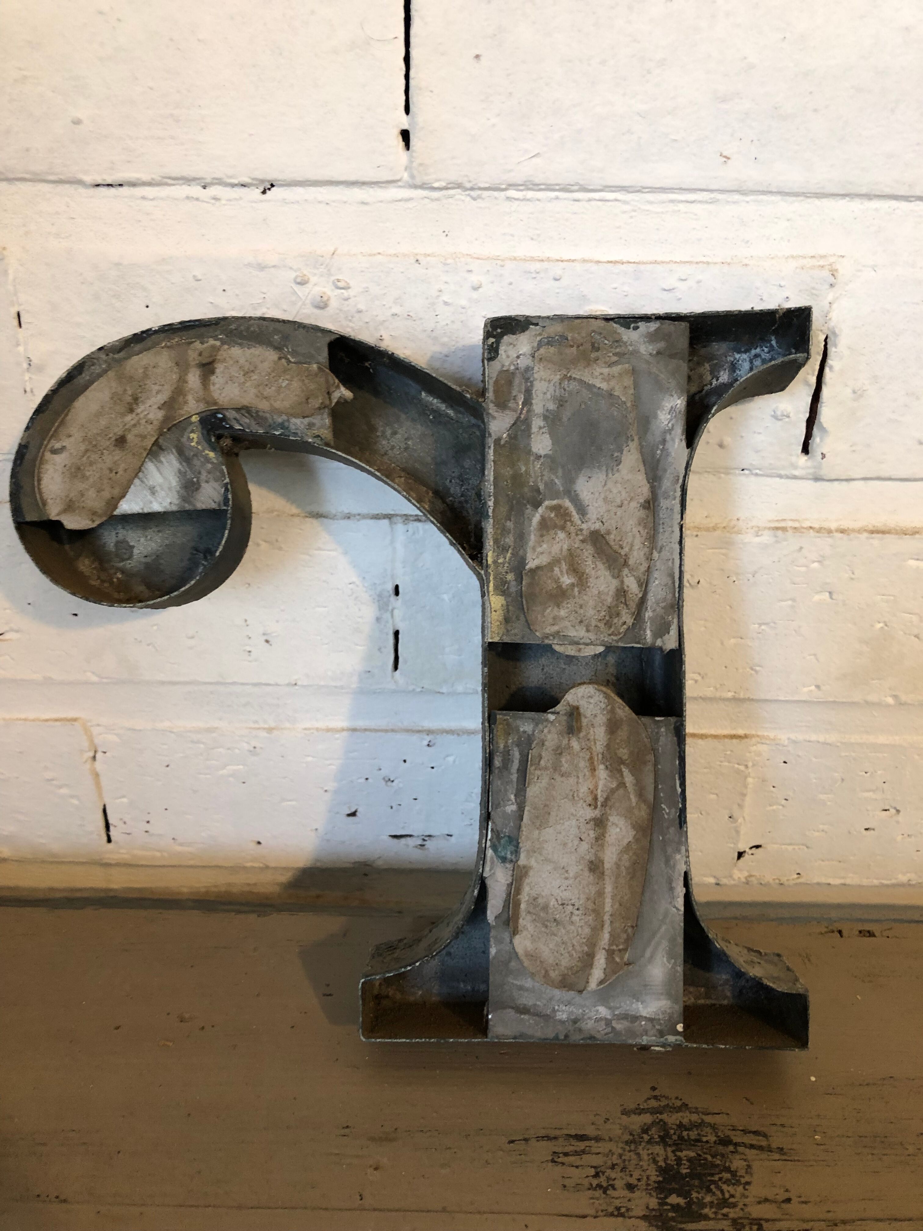 Blue sign letter "R"