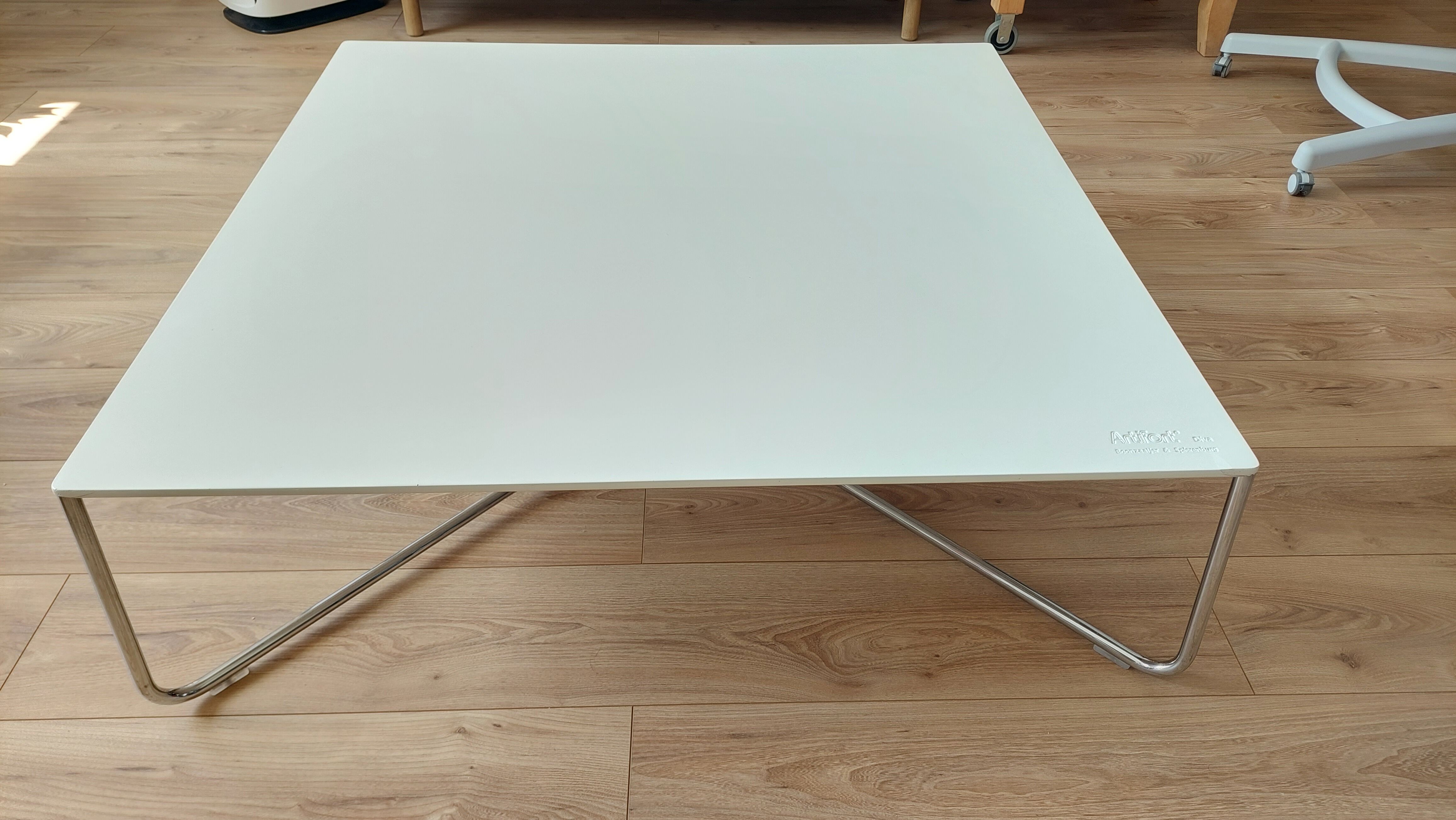 Artifort Diva coffee table