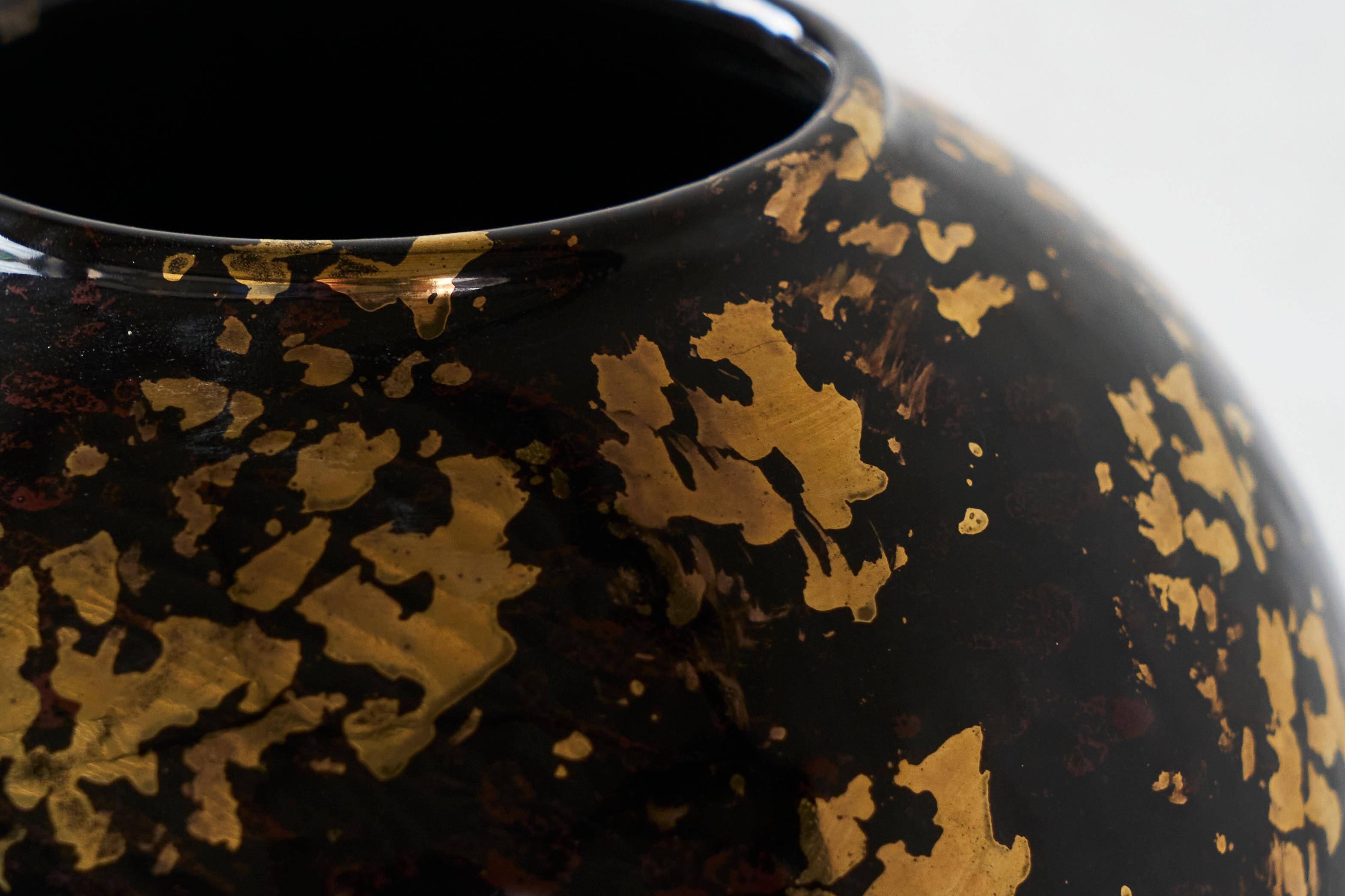 Art Deco vase in Italian ceramic with gold glitter from the 1940s.