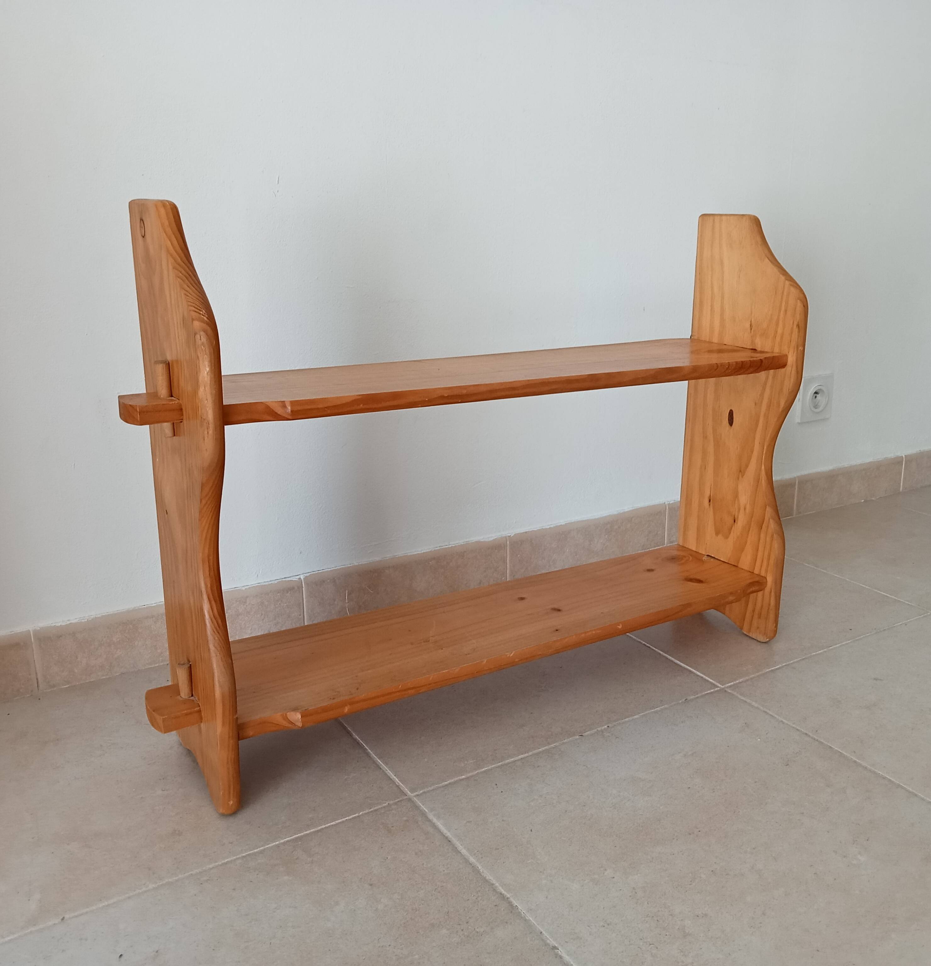 Vintage wall shelf in pine from the 70s/80s.