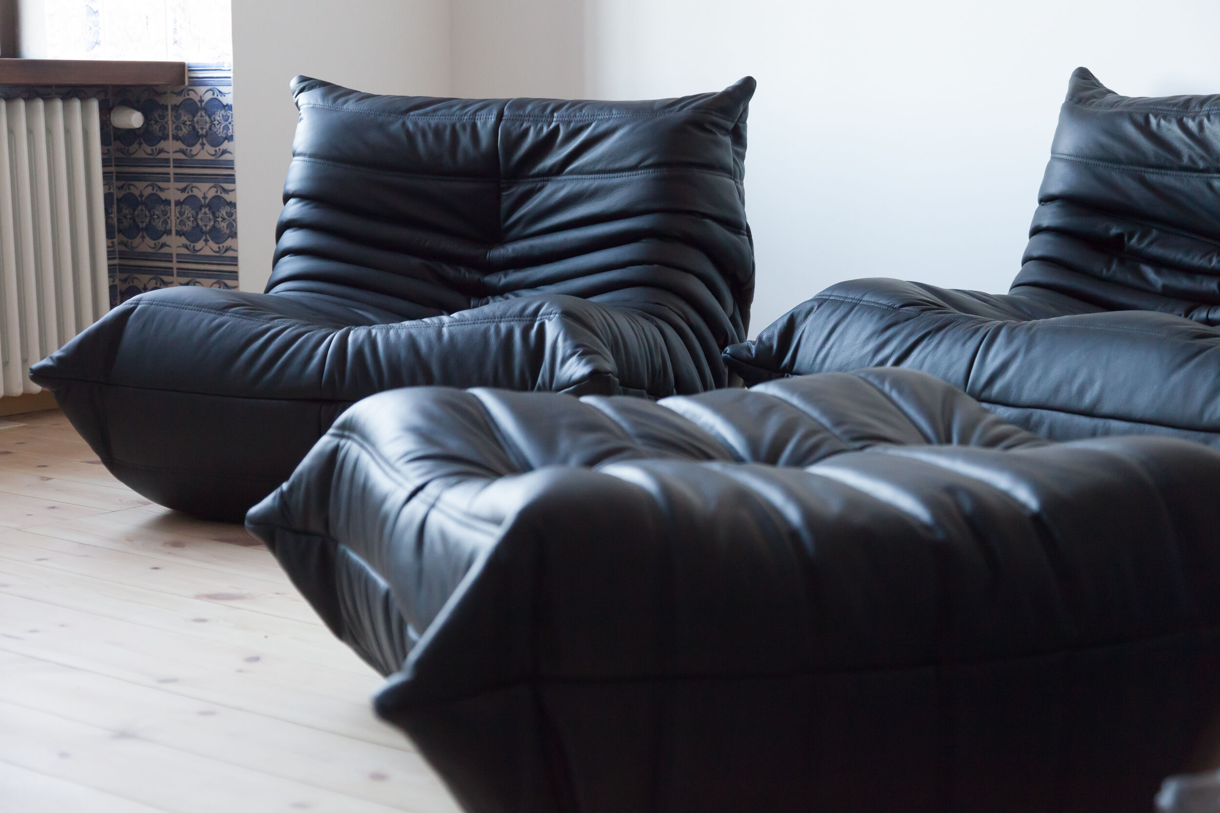 Set Togo leather black model designed by Michel Ducaroy 1973