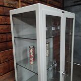 Armoire médicale vintage ManuBelge | Vitrine industrielle en verre